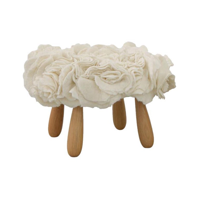 Sgabello "Baita", di Inês Schertel, design contemporaneo brasiliano