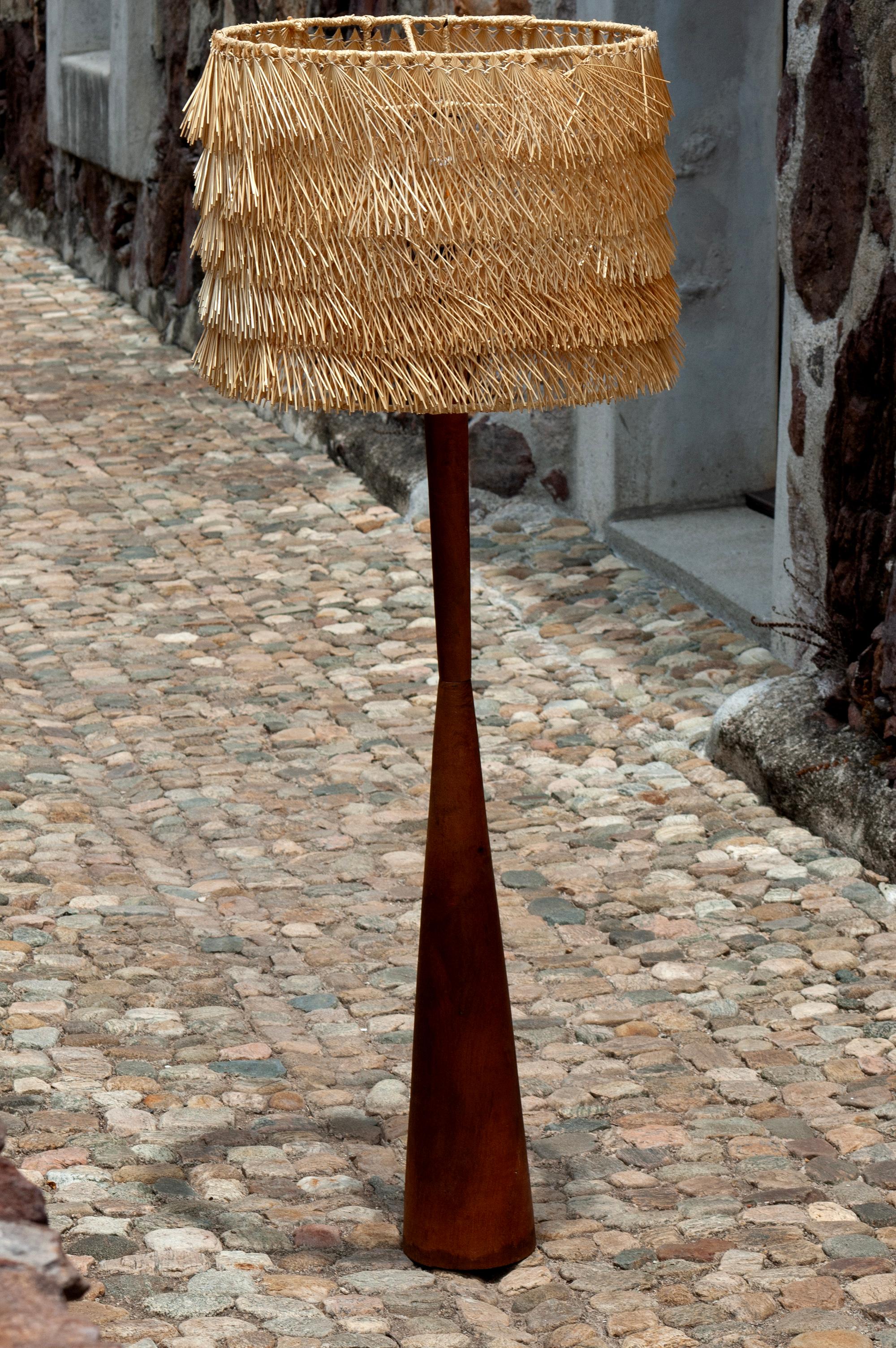 Bajio, dänische Mesquite-Stehlampe mit POPOTILLO-Schirm aus Weizenstroh, Bajio (Mexikanisch) im Angebot