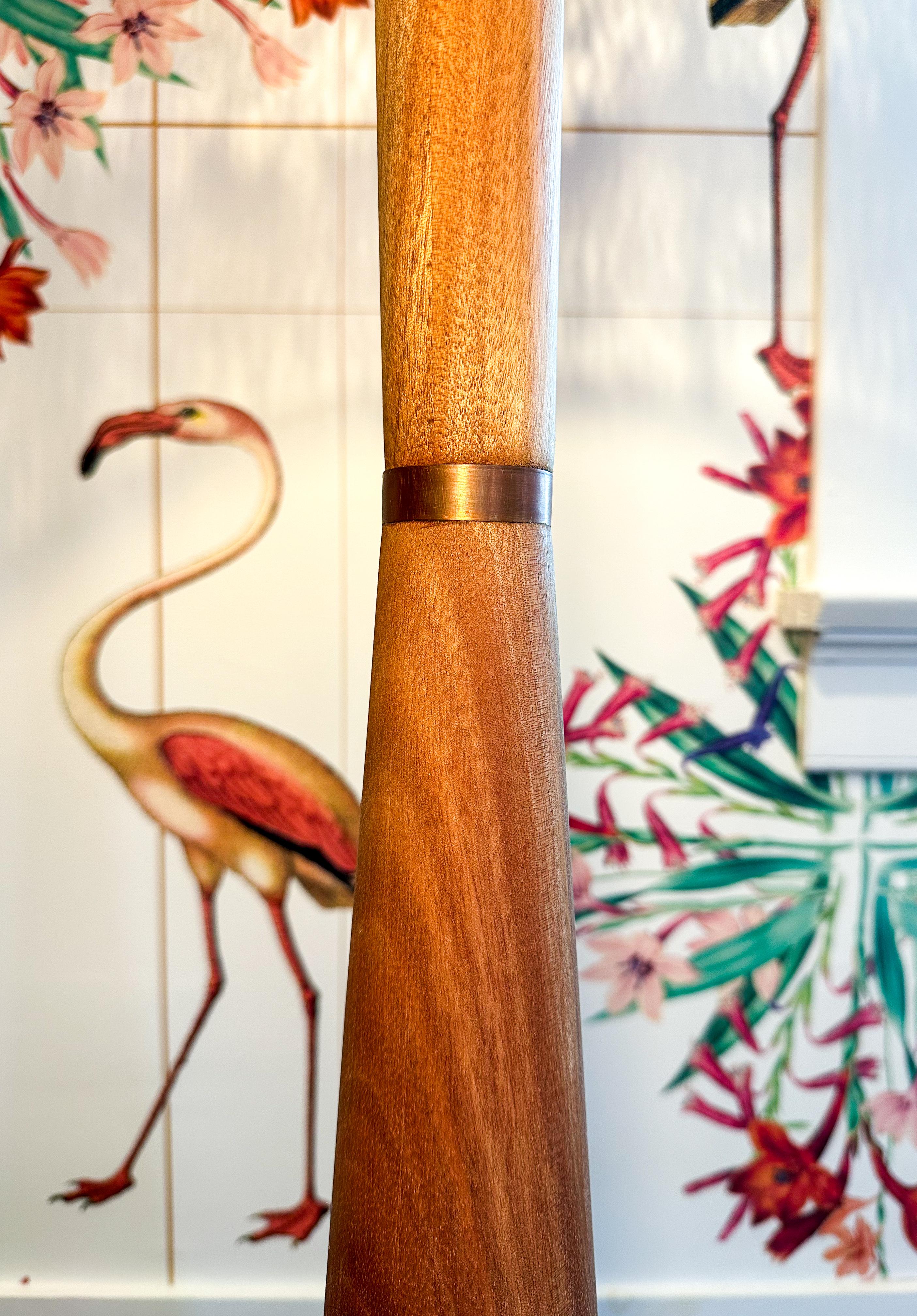 Bajio, dänische Mesquite-Stehlampe mit POPOTILLO-Schirm aus Weizenstroh, Bajio (21. Jahrhundert und zeitgenössisch) im Angebot