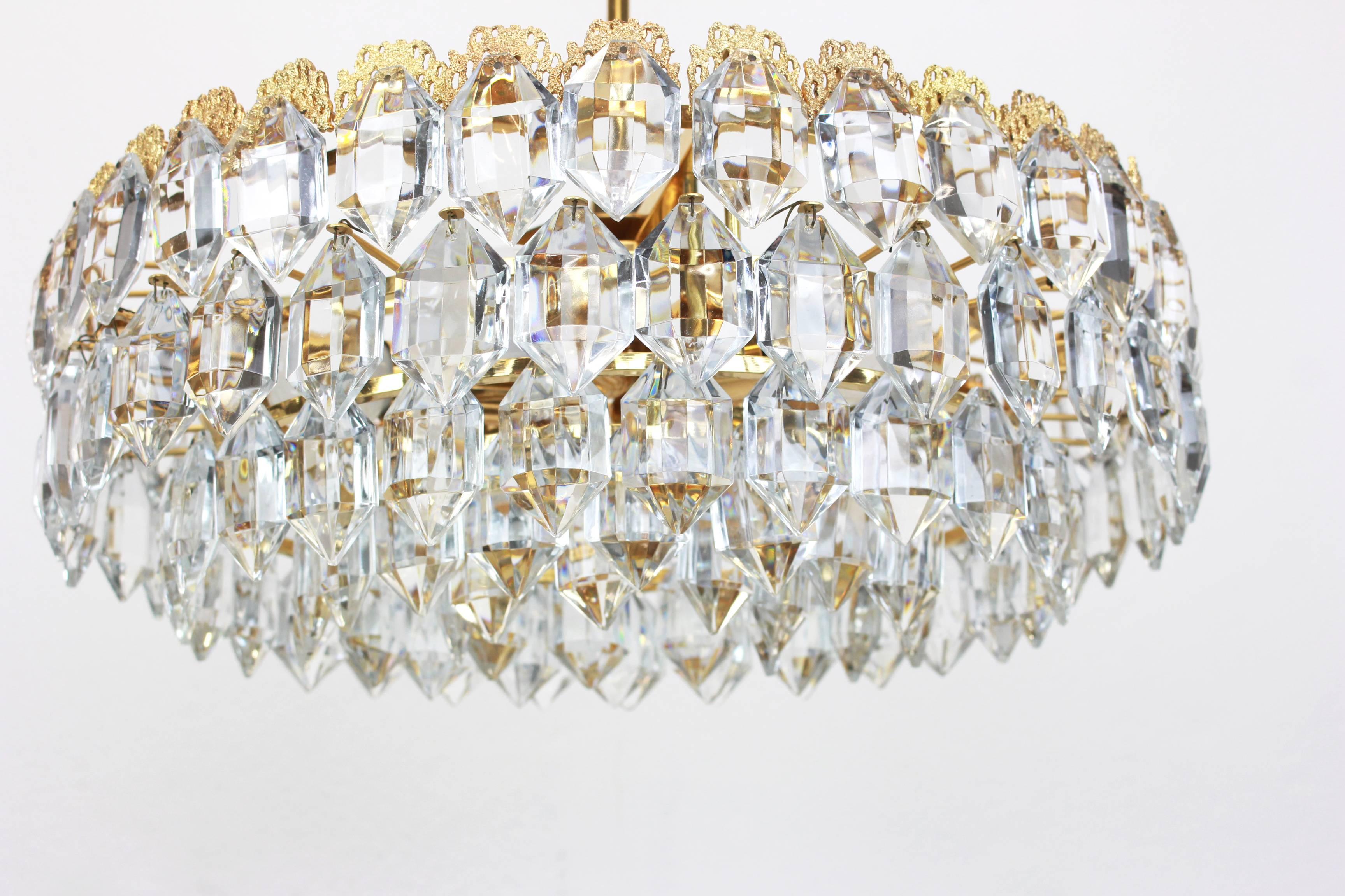 Uno splendido lampadario a cinque livelli di Bakalowits & Sohne, Austria, prodotto nel 1960-1969 circa. Un pezzo fatto a mano e di alta qualità. La plafoniera e la struttura sono realizzate in ottone dorato e presentano cinque anelli con molti