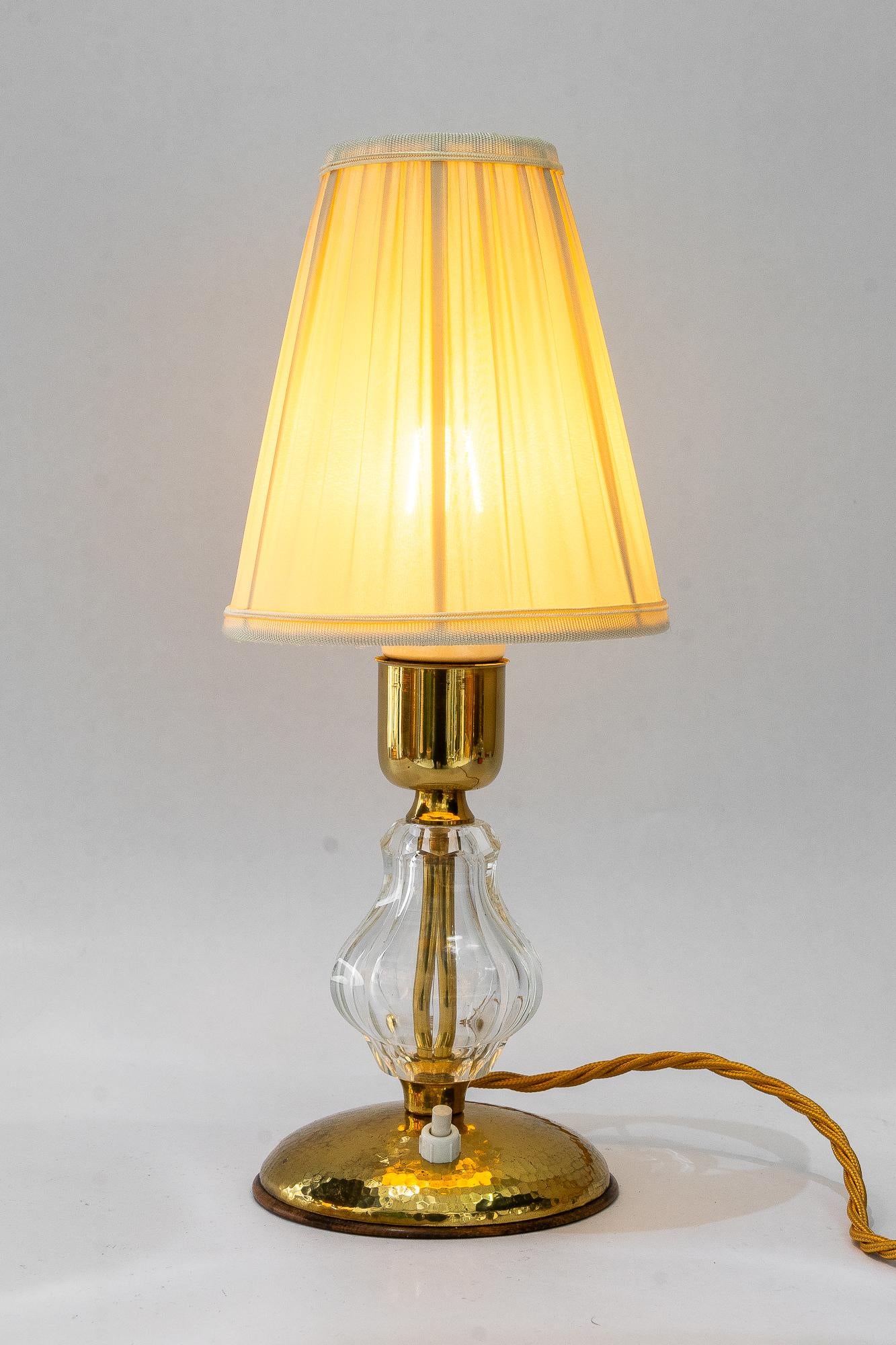 Autrichien Lampe de table en verre Bakalowits avec abat-jour en tissu vienne vers 1950 en vente