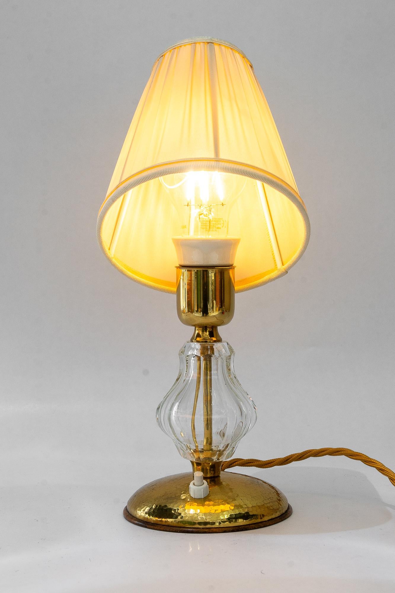 Laiton Lampe de table en verre Bakalowits avec abat-jour en tissu vienne vers 1950 en vente