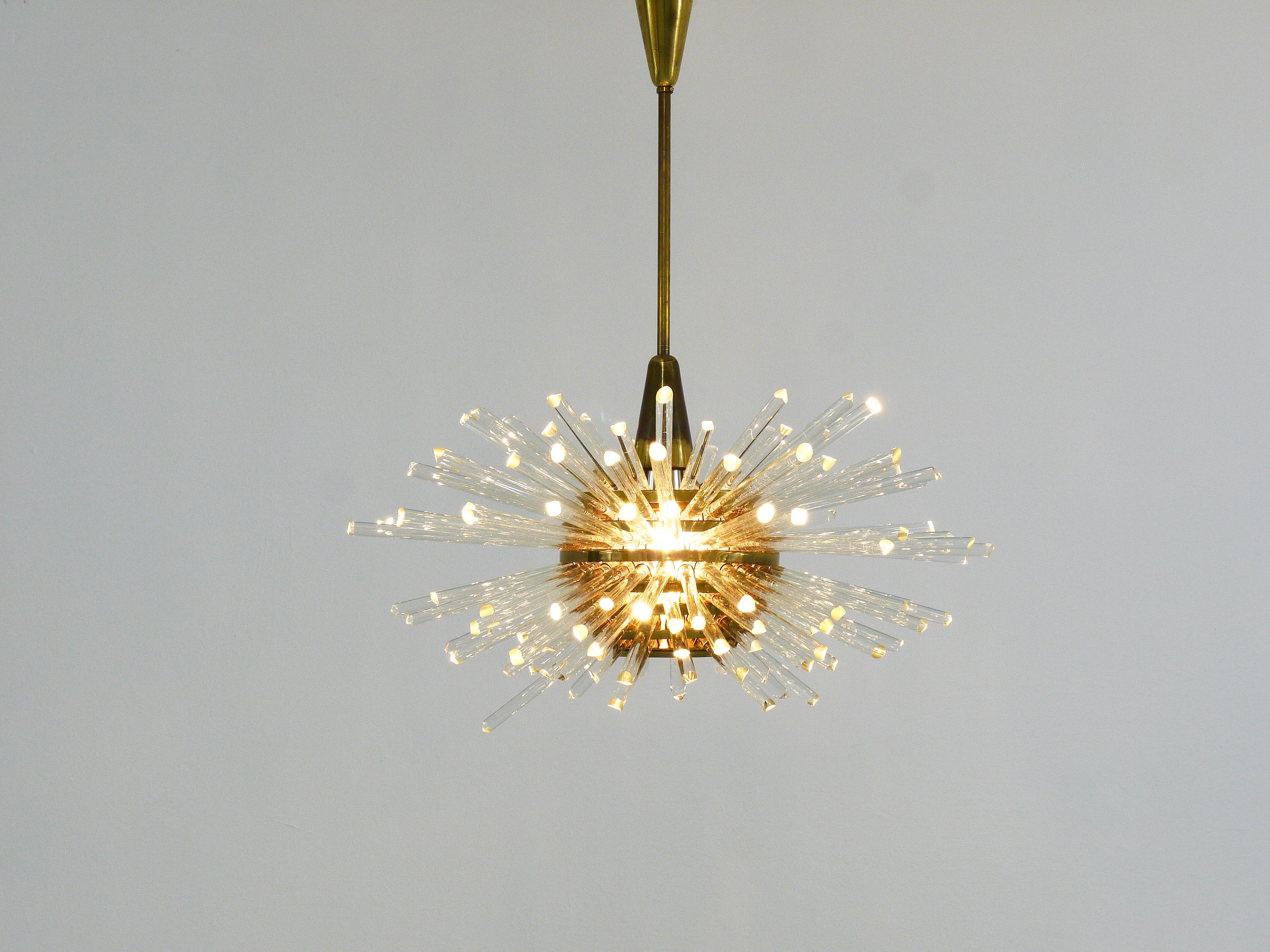 Bellissimo lampadario austriaco radiante di metà secolo, modello 