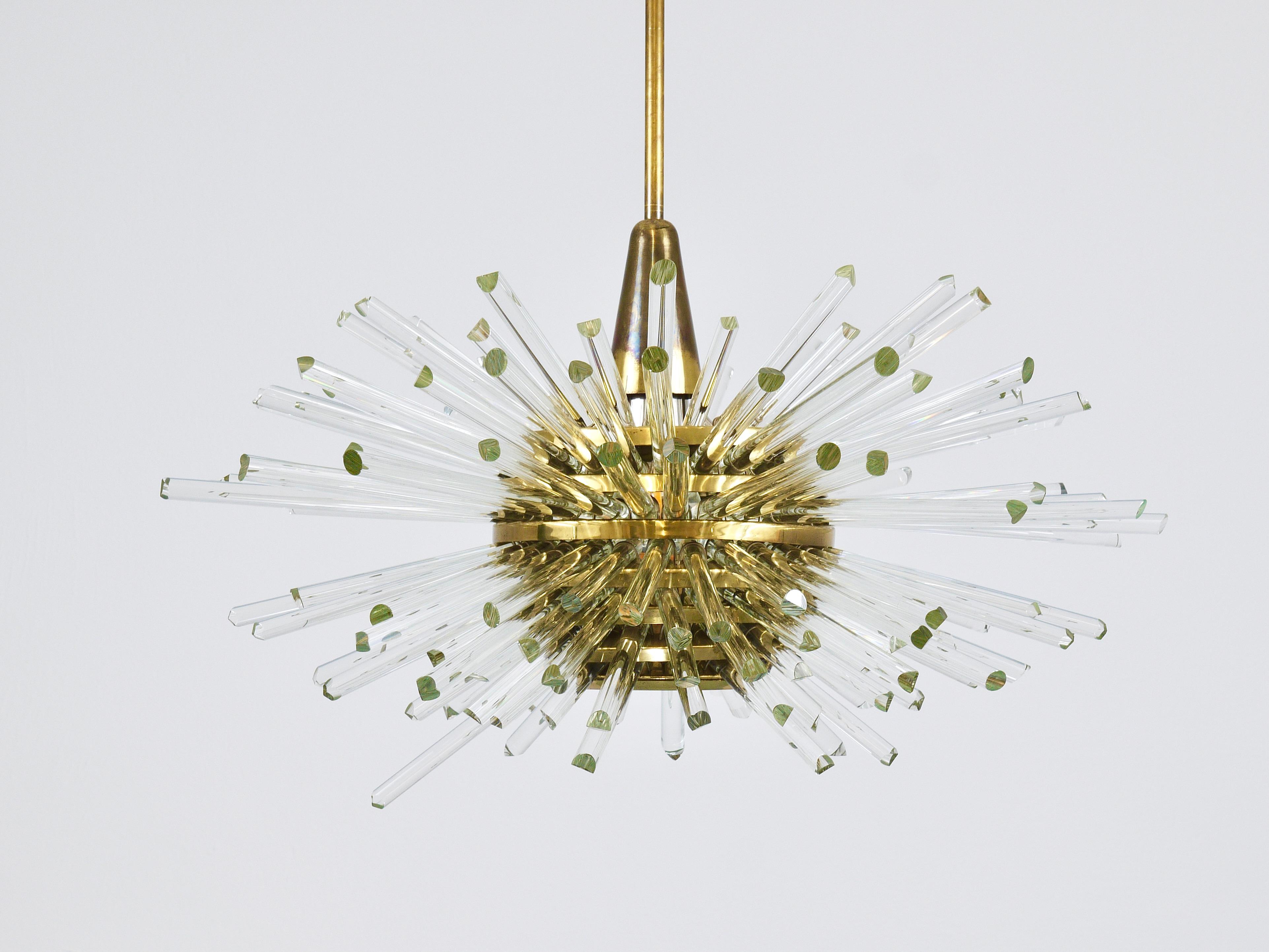Mid-Century moderno Lampadario Bakalowits Miracle Sputnik in ottone con bacchette di cristallo, anni '60 in vendita