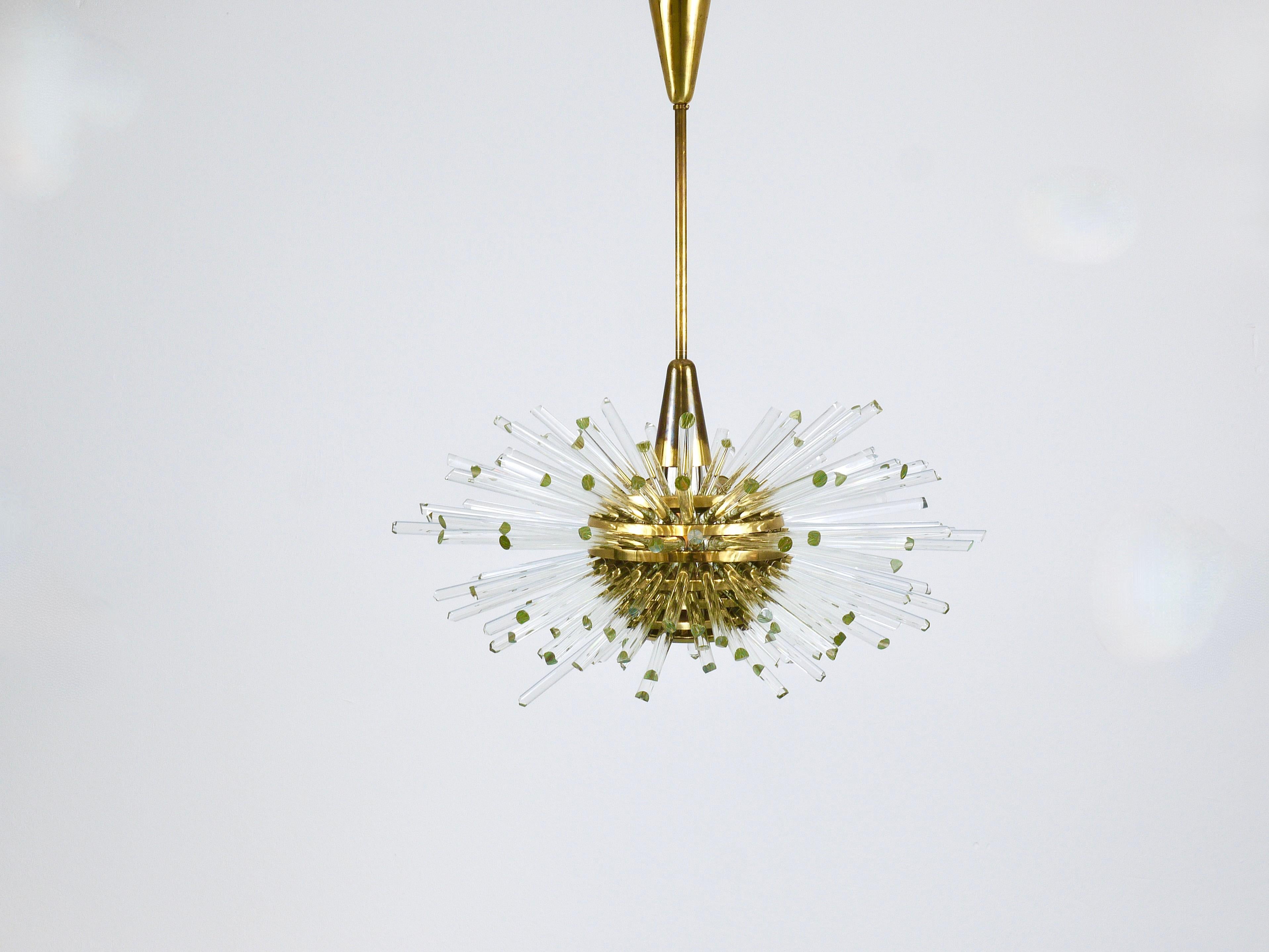Sfaccettato Lampadario Bakalowits Miracle Sputnik in ottone con bacchette di cristallo, anni '60 in vendita