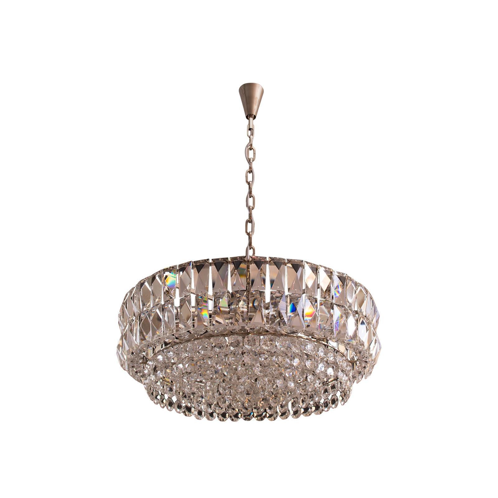 A beautiful crystal chandelier with hand-cut glass-stones in very good quality

Suitable for the US market