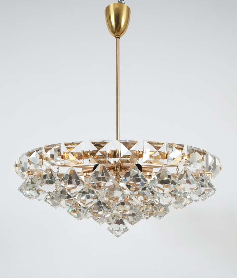 Bakalowits & Sohne Chandelier with Pear-Shaped Crystals Gold Brass Lamp, 1960 In Good Condition For Sale In Vienna, AT