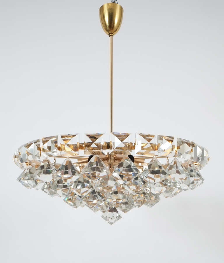 Lampadario Bakalowits & Sohne con cristalli a forma di pera Lampada in ottone dorato, 1960 In condizioni buone in vendita a Vienna, AT