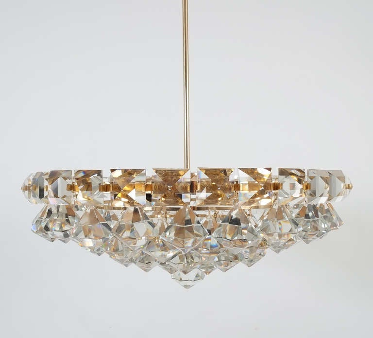 Bakalowits & Sohne Chandelier with Pear-Shaped Crystals Gold Brass Lamp, 1960 For Sale 1