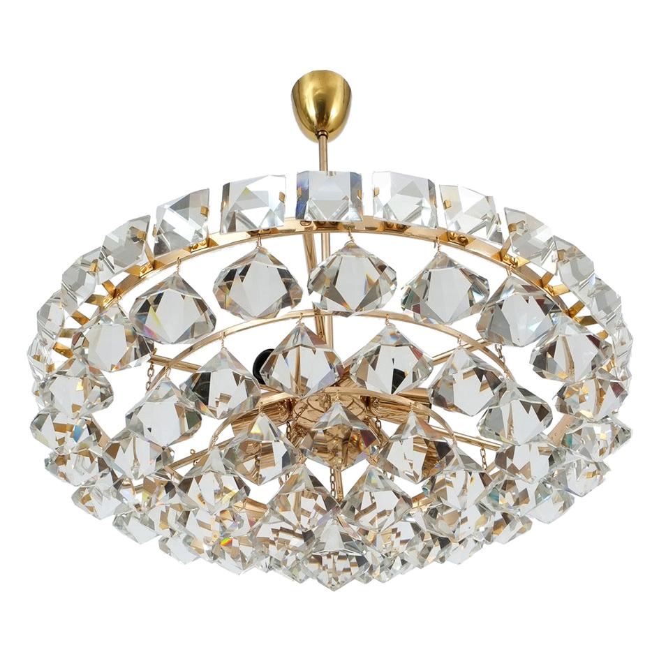 Bakalowits & Sohne Chandelier with Pear-Shaped Crystals Gold Brass Lamp, 1960 For Sale