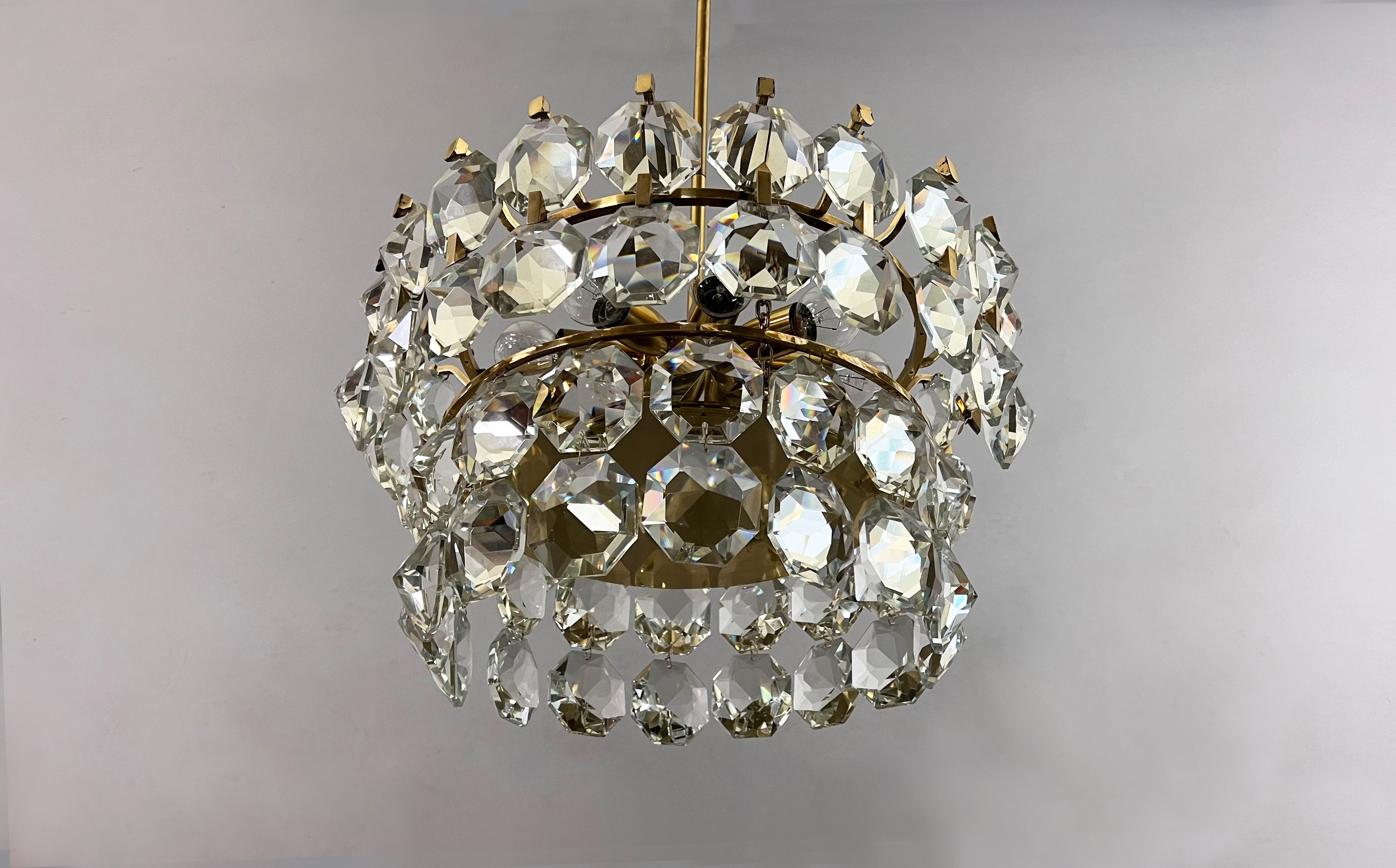 Bakalowits & sons,
Vienna 1960,
hanging lamp,
decorated with hand cut crystal glasses.
9 bulb sockets E14,
the light fixutre is made of a gilded brass frame.
height 80cm, diameter 50cm