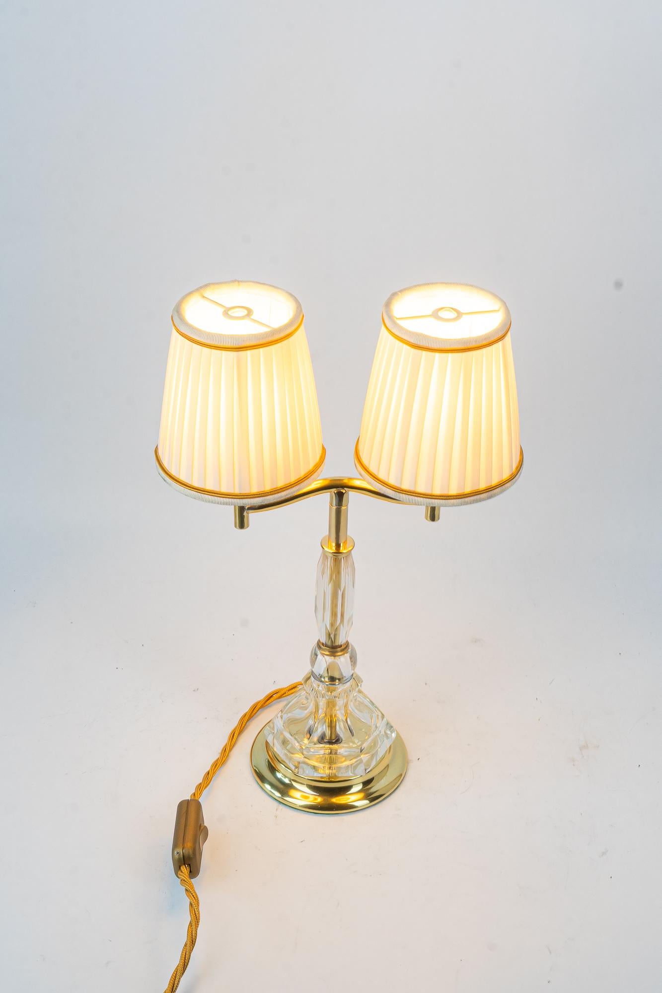 Lámpara de sobremesa Bakalowits con cristal tallado y pantallas originales viena hacia los años 50 en venta 2