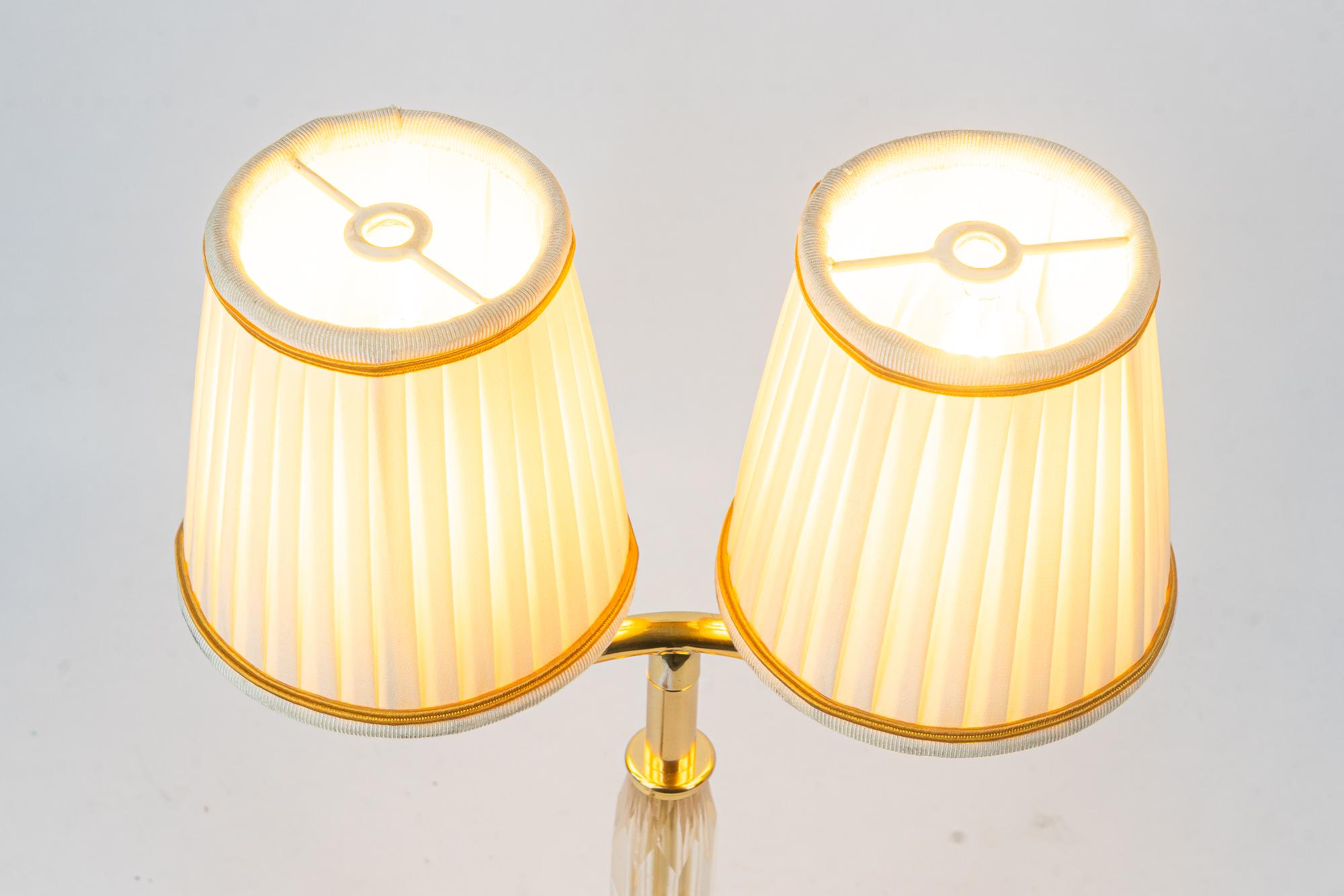 Lámpara de sobremesa Bakalowits con cristal tallado y pantallas originales viena hacia los años 50 en venta 4