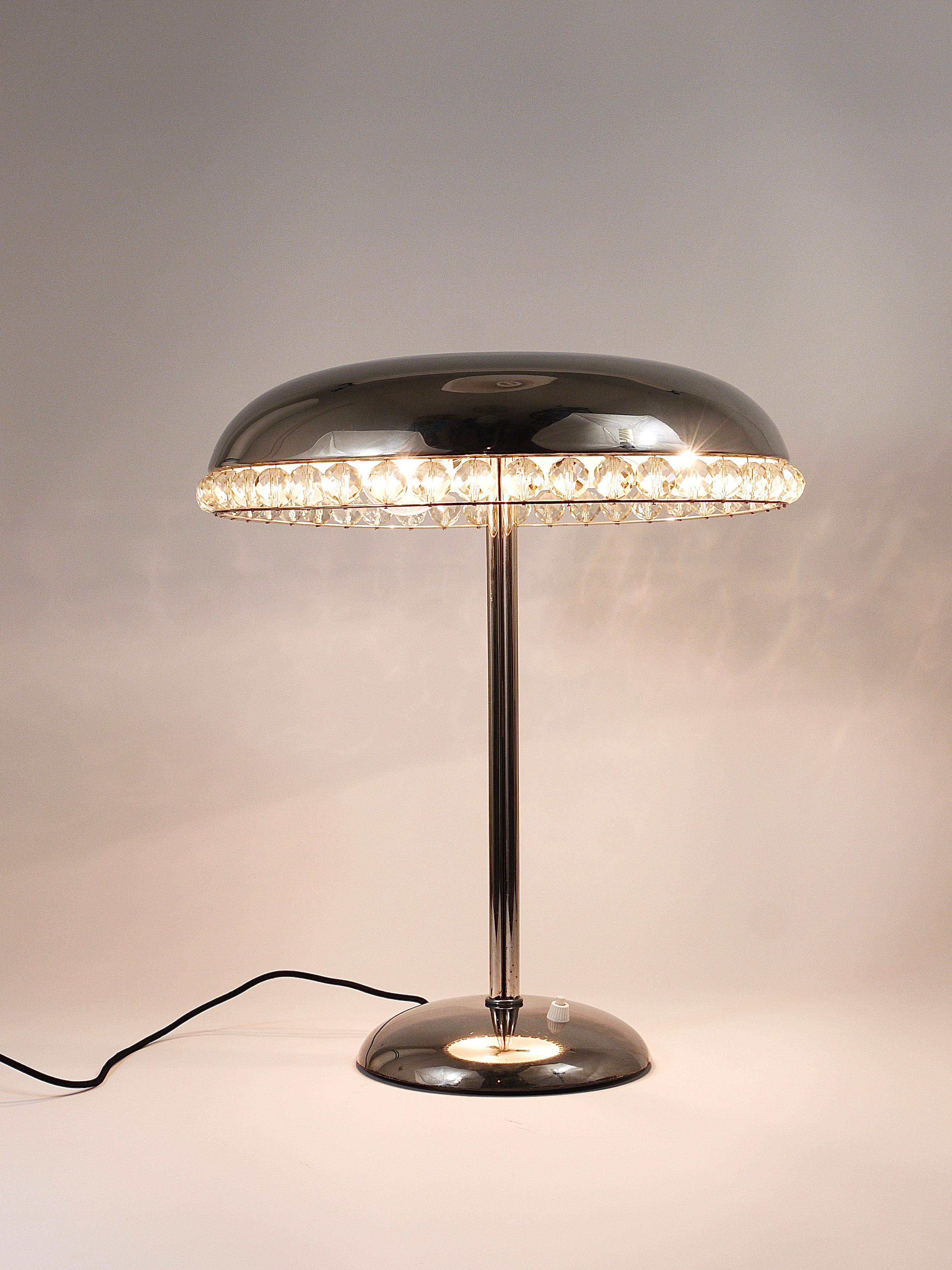 Une magnifique et rare lampe de table ou de bureau en forme de champignon de style Bauhaus des années 1950, fabriquée à la main par Bakalowits à Vienne, en Autriche. Cette charmante lampe est fabriquée en métal nickelé et comporte un grand abat-jour