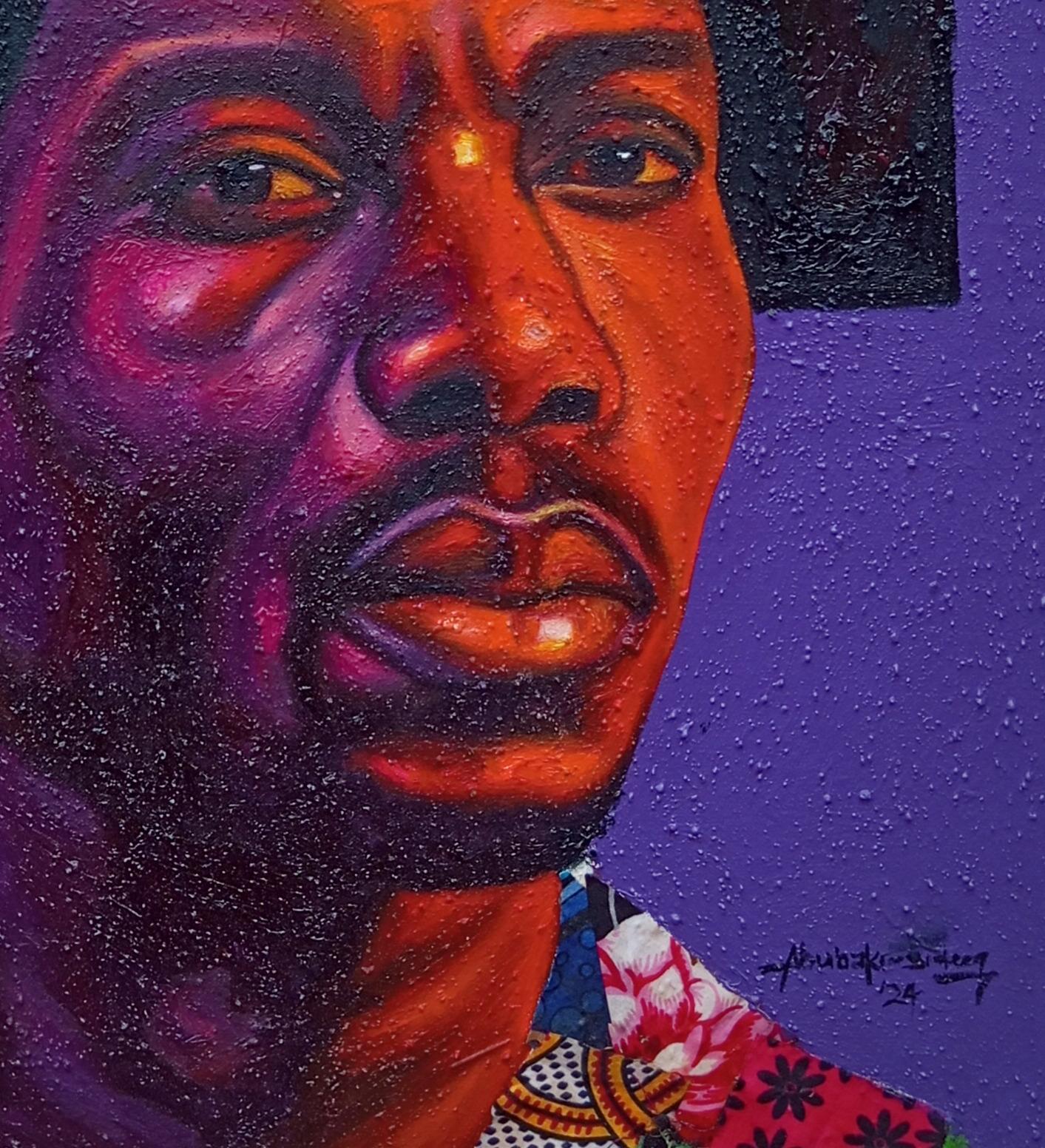 Enduring Echoes représente le portrait saisissant et vibrant d'un homme, sur un fond audacieux et contrasté. L'artiste utilise une riche palette de pourpres, de rouges et d'oranges, mettant en valeur les traits forts du visage et le regard intense