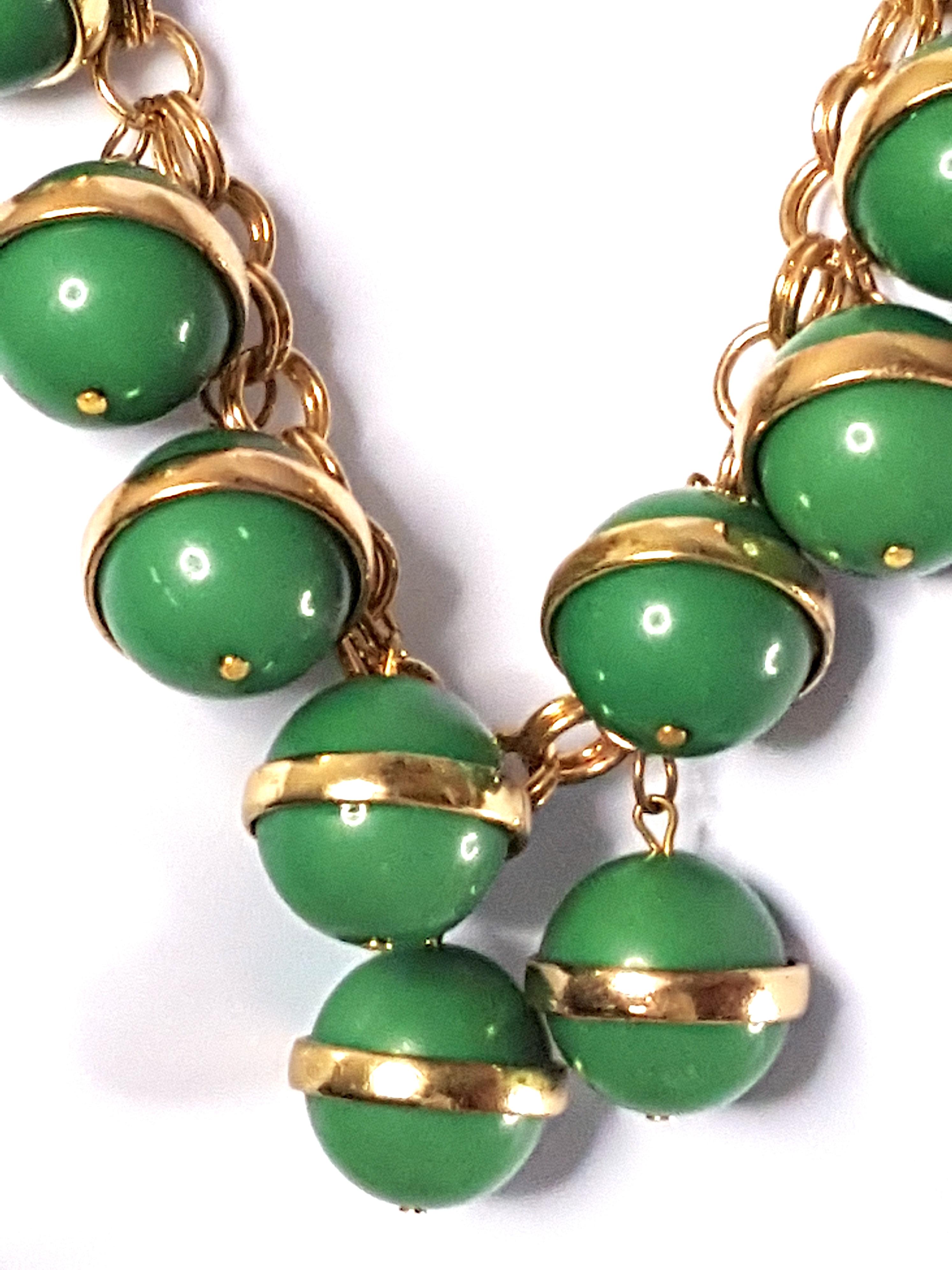 Bakelite 1930s German ArtDeco GoldRinged EmeraldBallPendants ChainLink Necklace In Excellent Condition For Sale In Chicago, IL