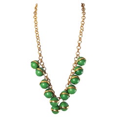 Collana in bachelite ArtDeco tedesca degli anni '30, oro e smeraldo inciso, con ciondoli a catena