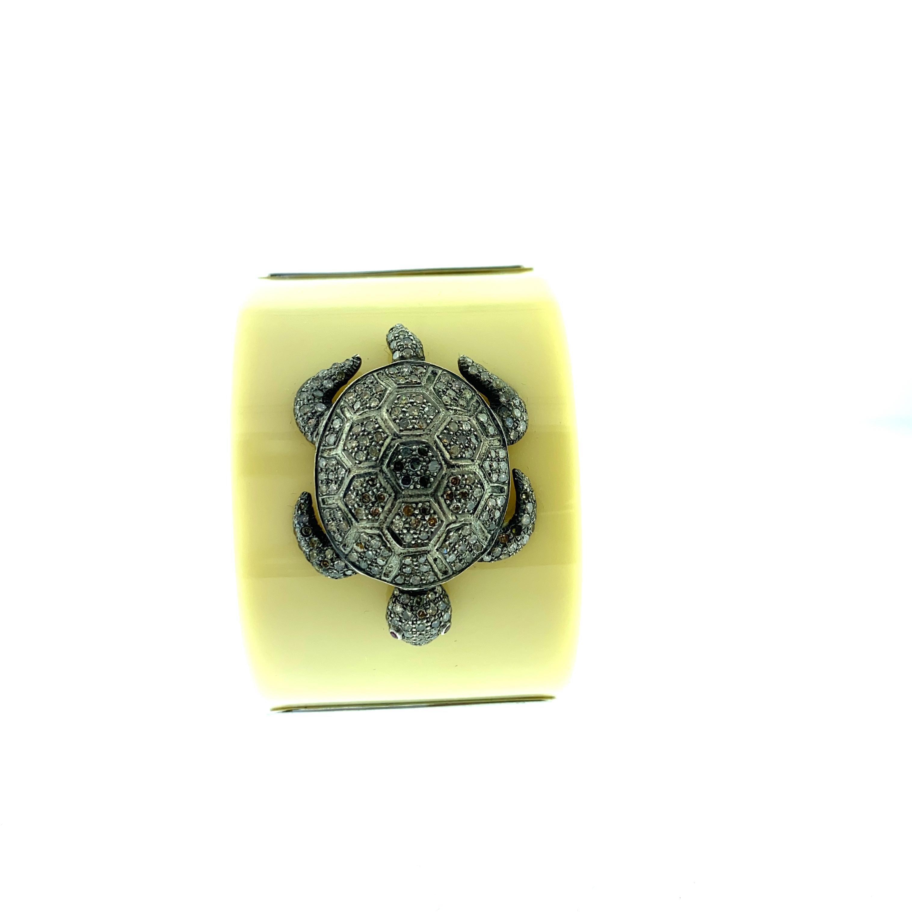 Bakelite 4.15 Carat Diamond 0.04 Carat Ruby Tortoise Bangle in Silver For Sale 1