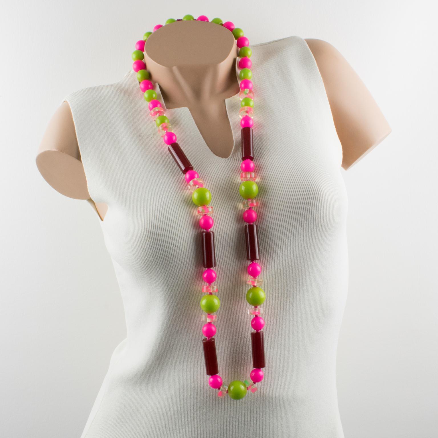 Extra lange Halskette aus Bakelit und Lucite in Burgunderrot, Heißrosa, Apfelgrün mit Perlen (Moderne) im Angebot