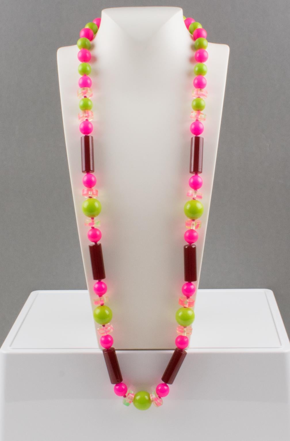 Bakelite and Lucite Extra Long Necklace Burgundy, Hot Pink, Apple Green Beads In Excellent Condition For Sale In Atlanta, GA