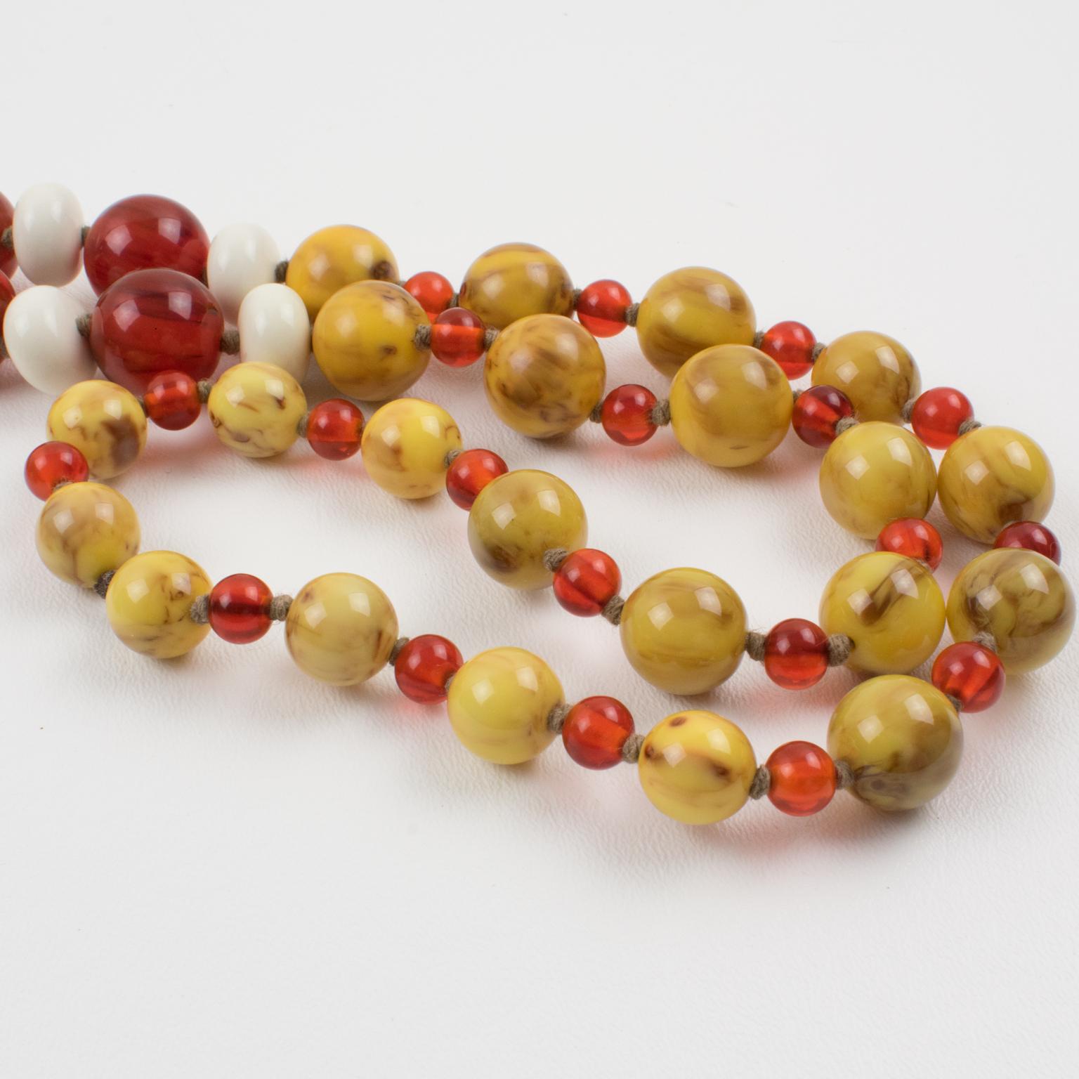 Collier extra-long en bakélite et lucite Brun cacao, beige et ambre en vente 5