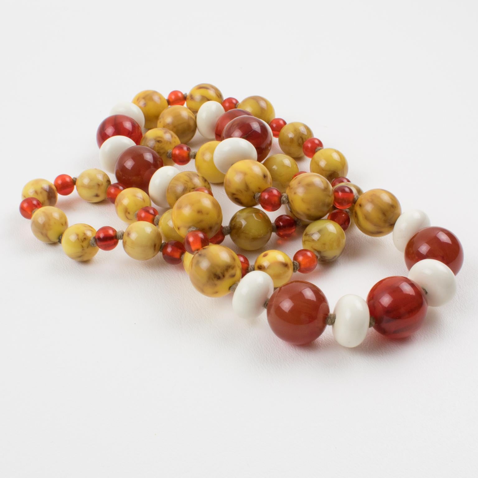 Collier extra-long en bakélite et lucite Brun cacao, beige et ambre en vente 6
