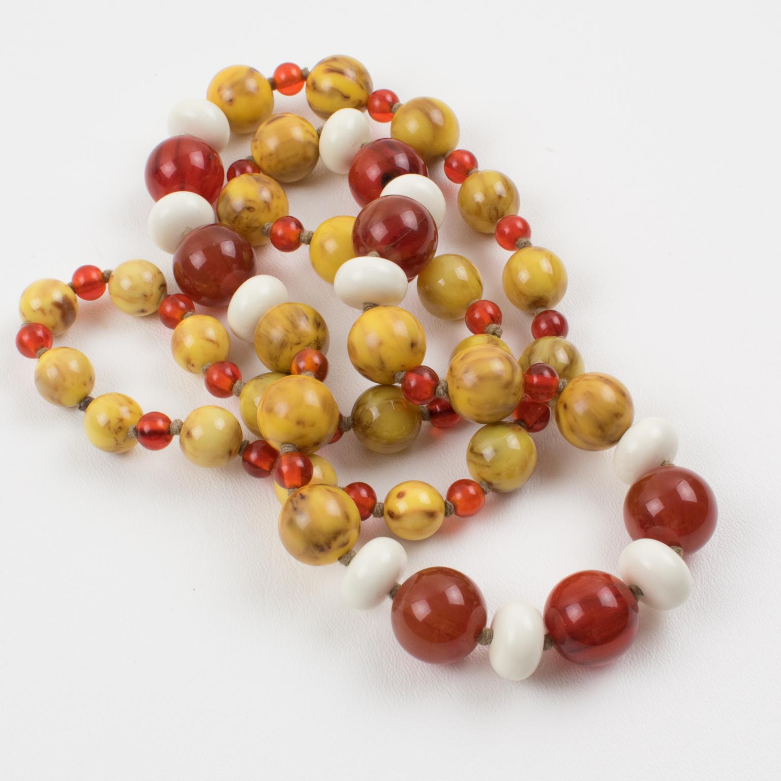 Collier extra-long en bakélite et lucite Brun cacao, beige et ambre en vente 7