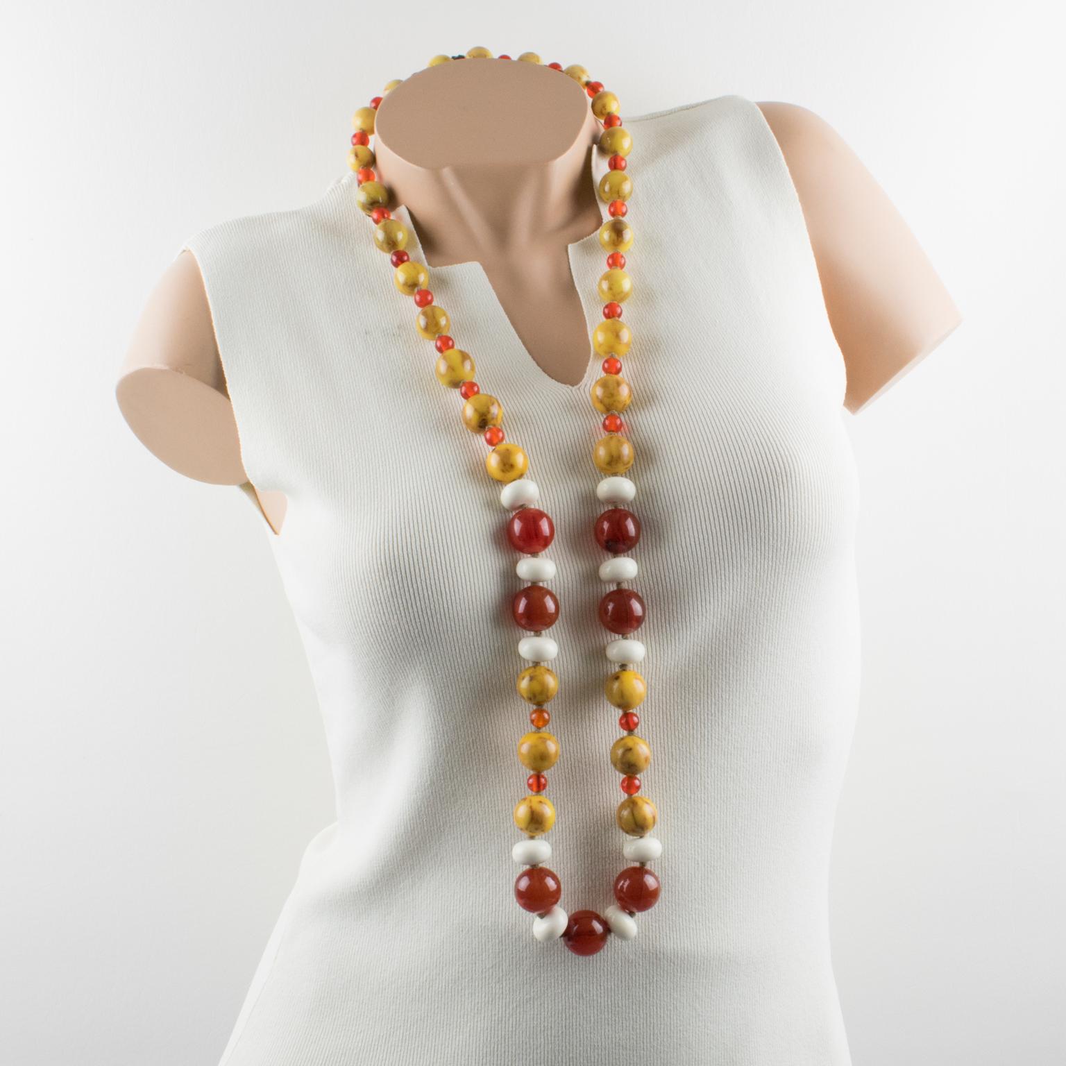 Collier extra-long en bakélite et lucite Brun cacao, beige et ambre Excellent état - En vente à Atlanta, GA