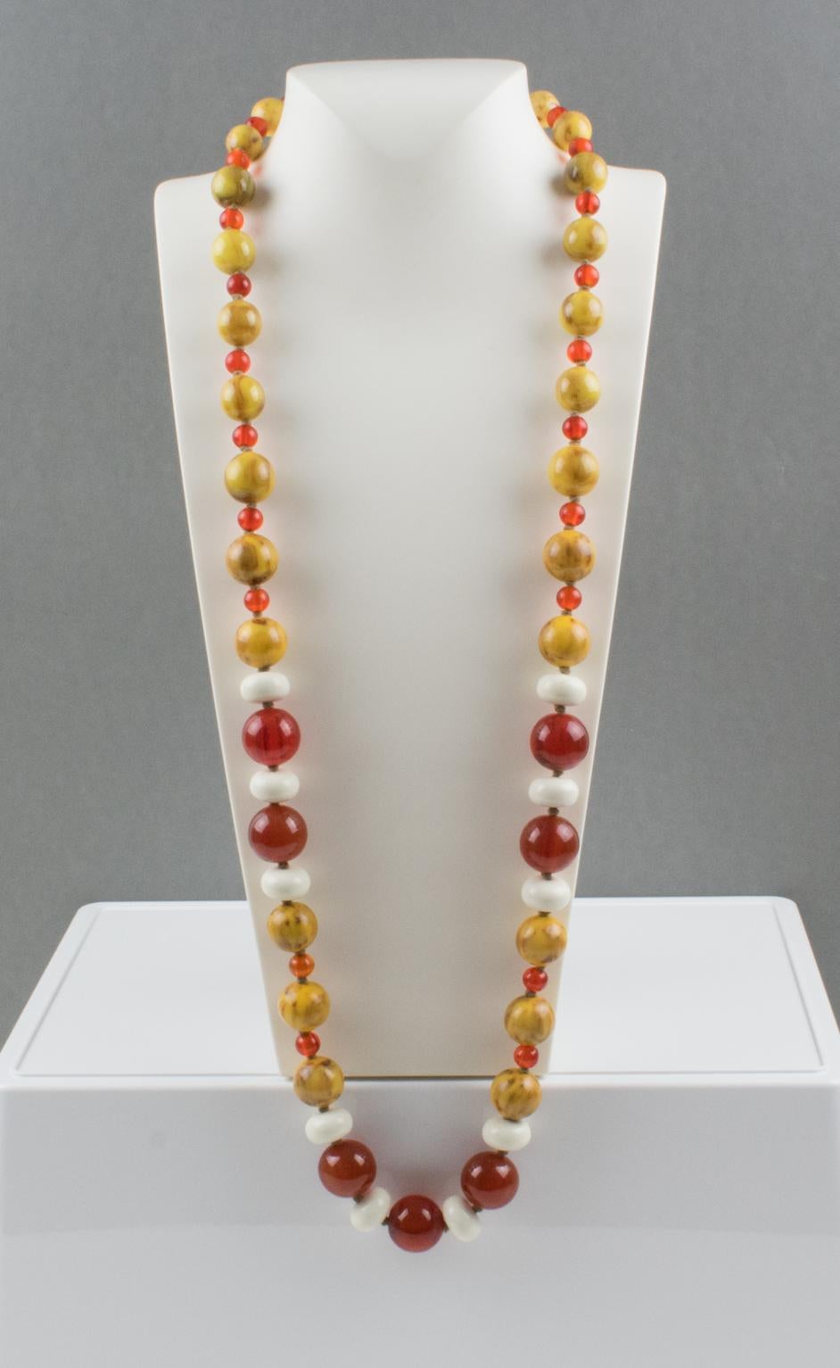 Collier extra-long en bakélite et lucite Brun cacao, beige et ambre Pour femmes en vente