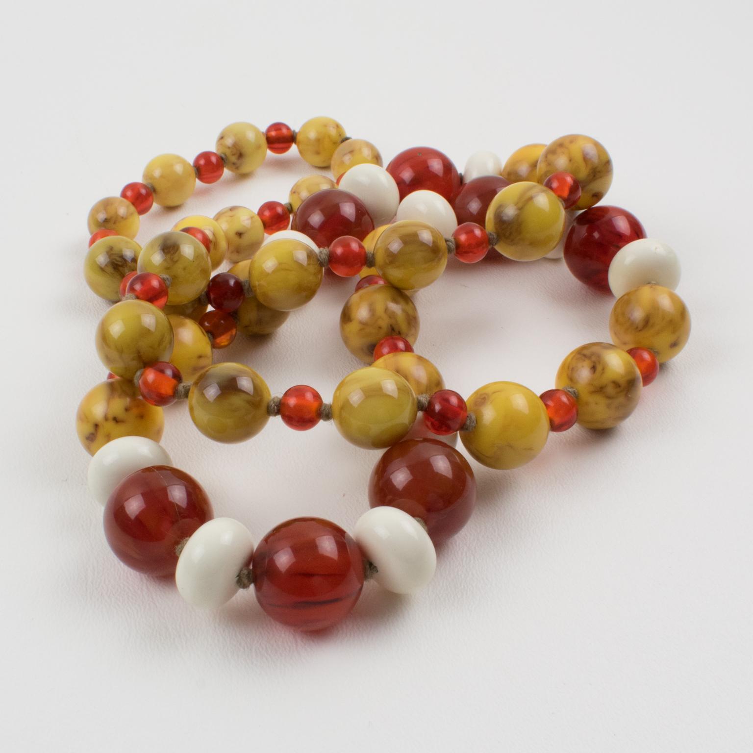 Collier extra-long en bakélite et lucite Brun cacao, beige et ambre en vente 3