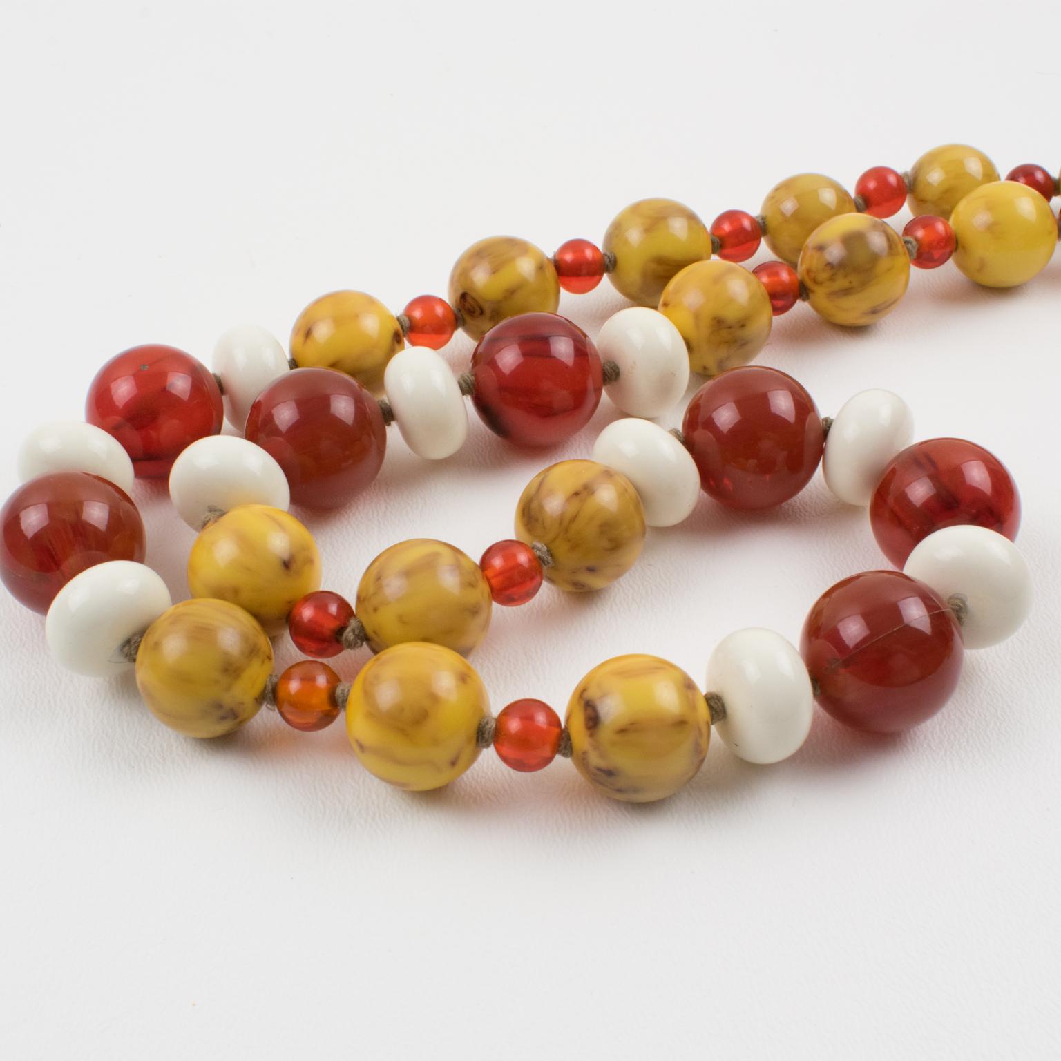 Collier extra-long en bakélite et lucite Brun cacao, beige et ambre en vente 4