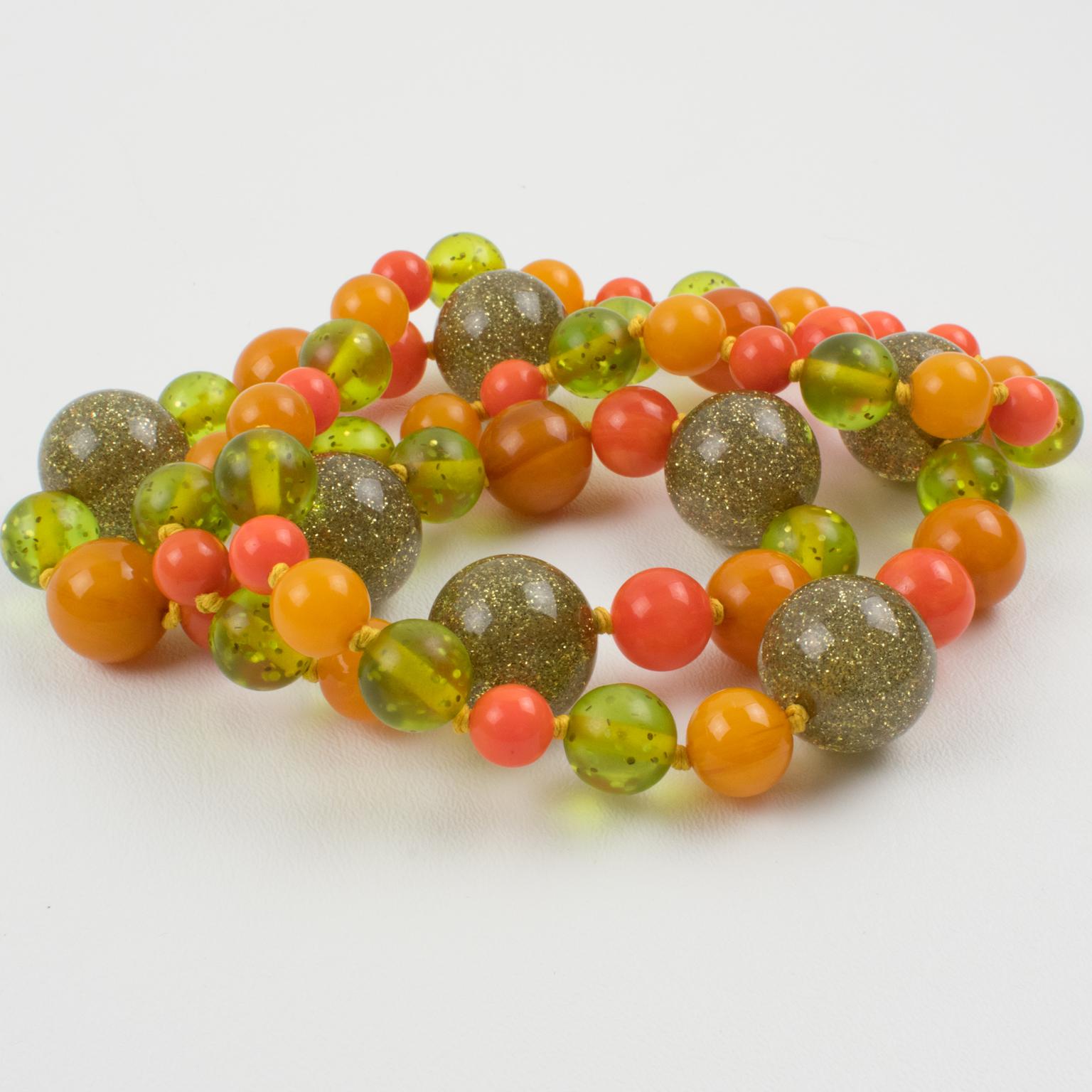 Extra lange Halskette aus Bakelit und Lucite mit orangefarbenen, grünen und glitzernden Perlen im Zustand „Hervorragend“ im Angebot in Atlanta, GA