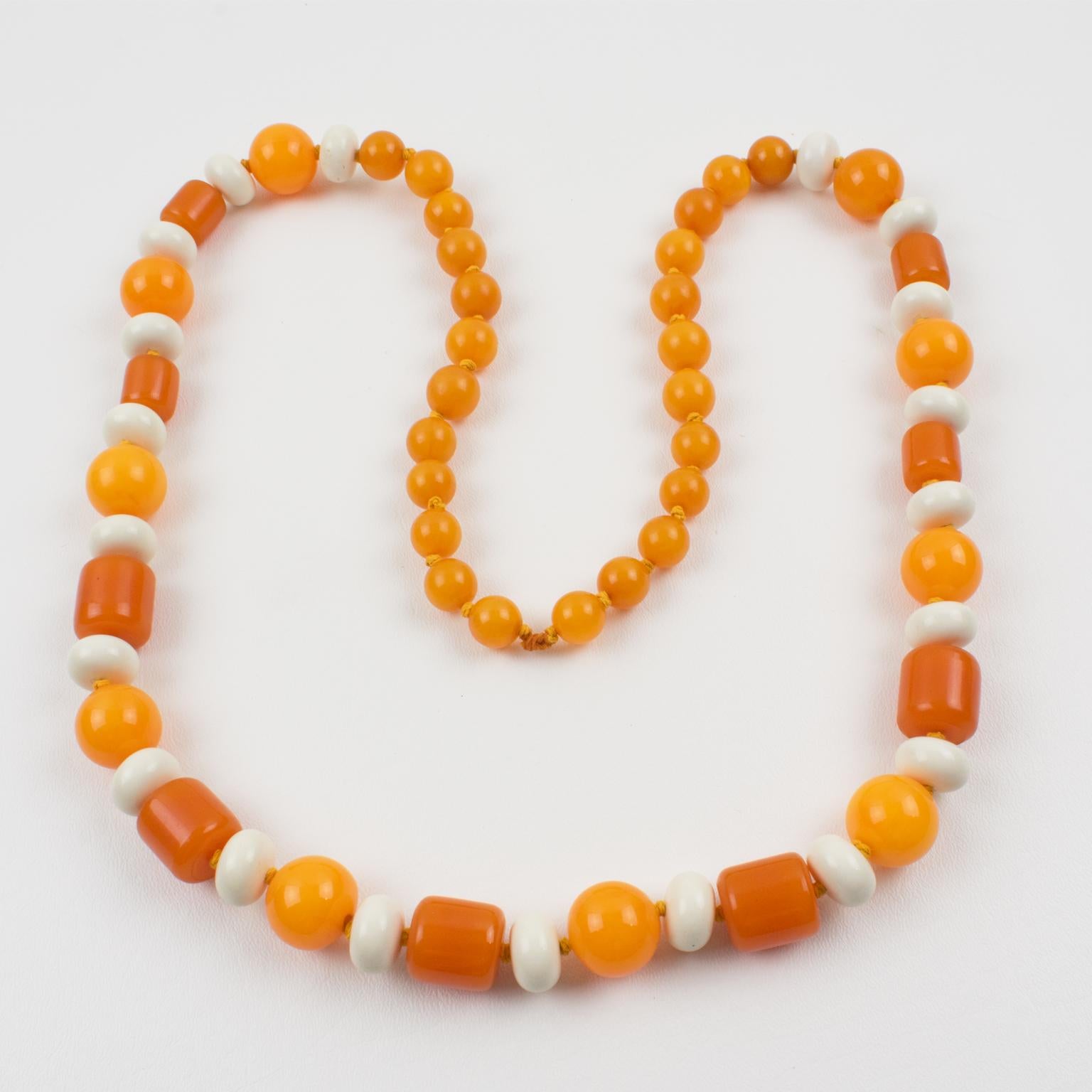 Collier long en bakélite et Lucite de couleurs orange et blanches Pour femmes en vente