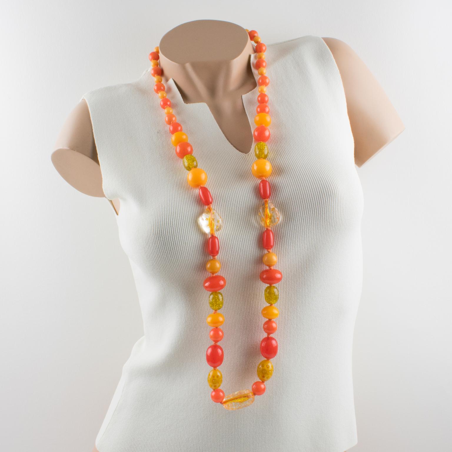 Art déco Sautoir en bakélite et lucite jaune soleil et orange en vente