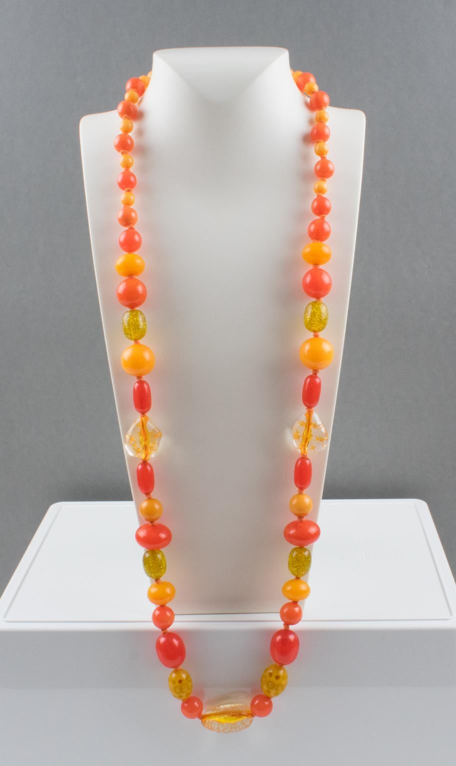 Sautoir en bakélite et lucite jaune soleil et orange Excellent état - En vente à Atlanta, GA
