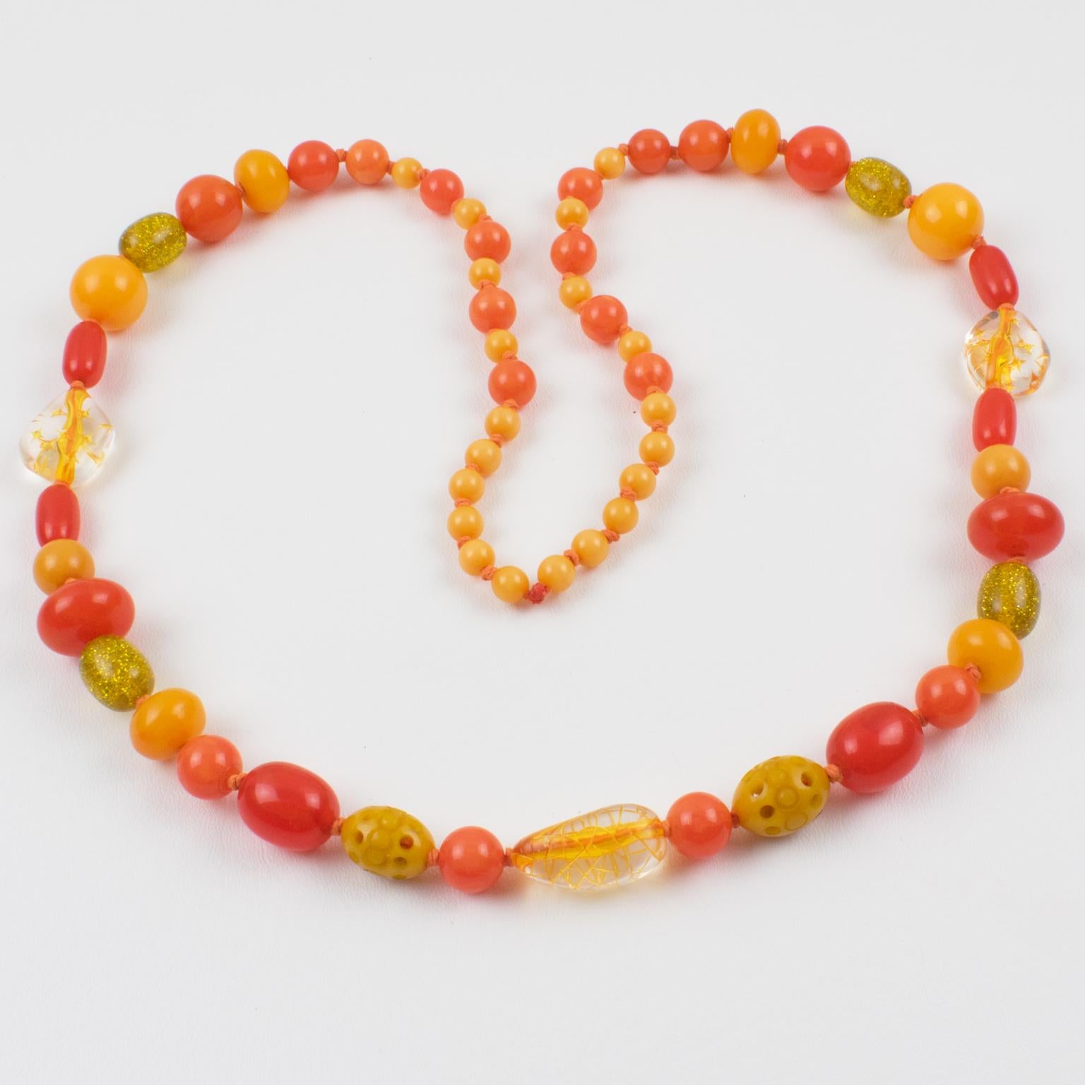 Sautoir en bakélite et lucite jaune soleil et orange en vente 1