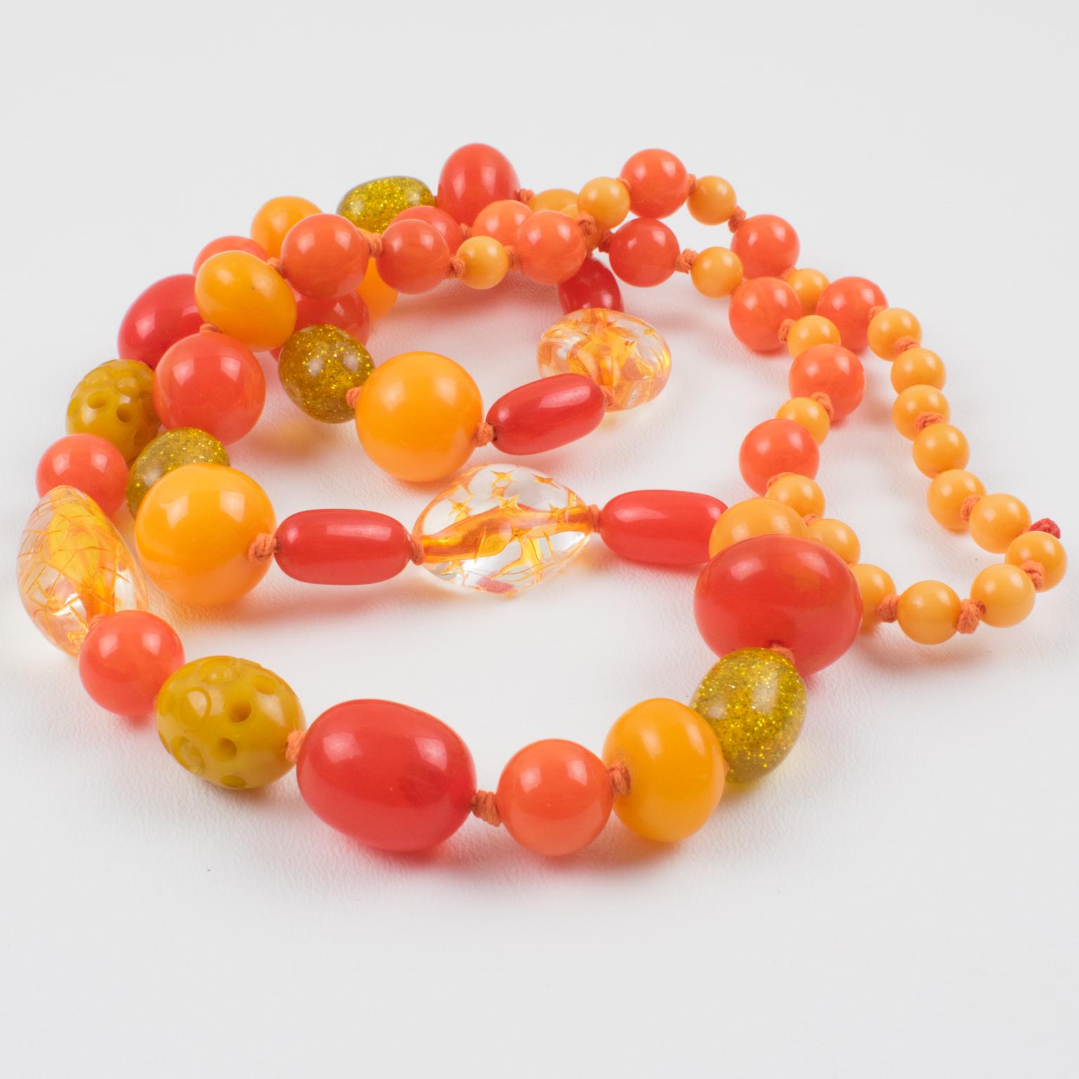 Sautoir en bakélite et lucite jaune soleil et orange en vente 3