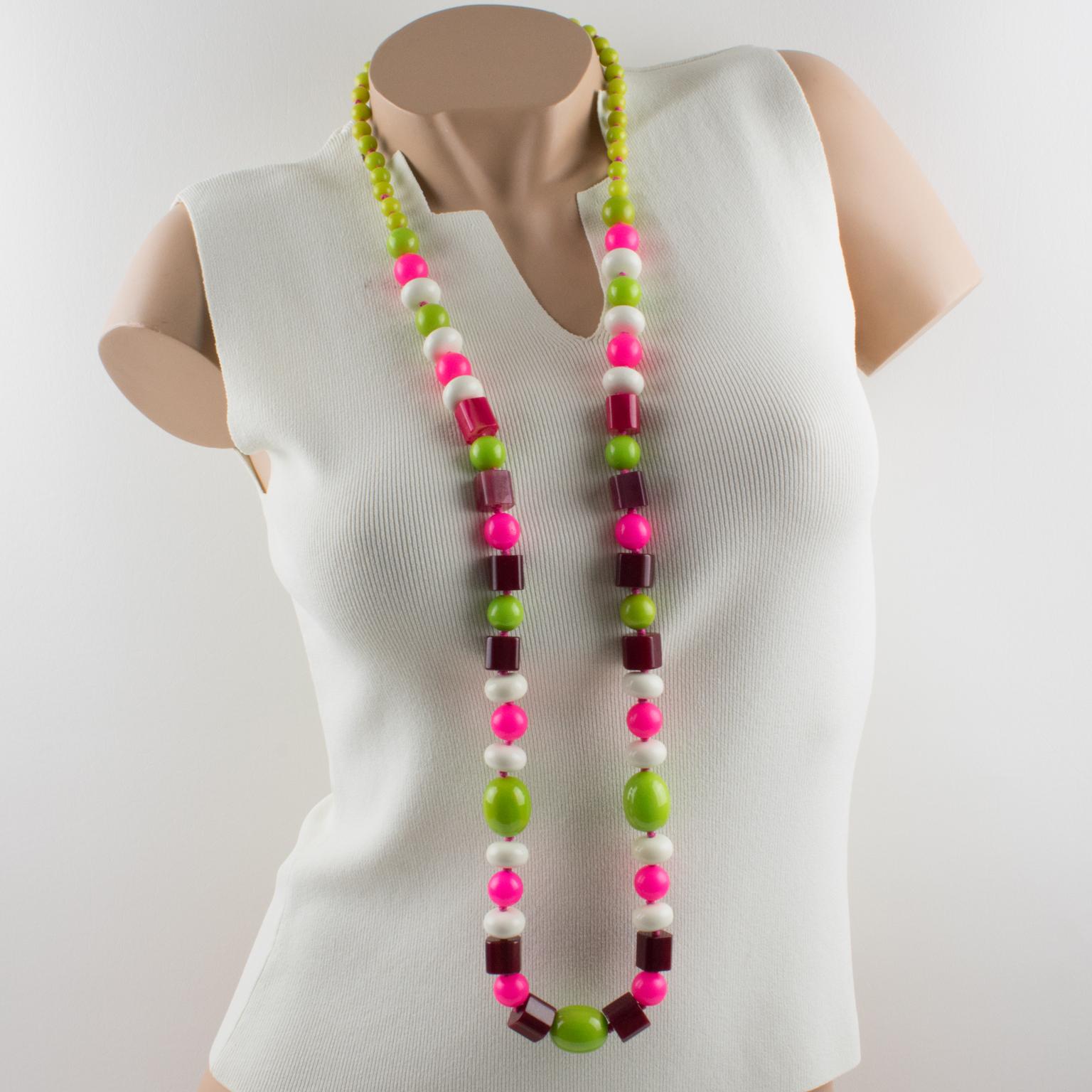 Lange Halskette aus Bakelit und Lucite in Weiß, Heißrosa, Apfelgrün mit Perlen (Art déco) im Angebot