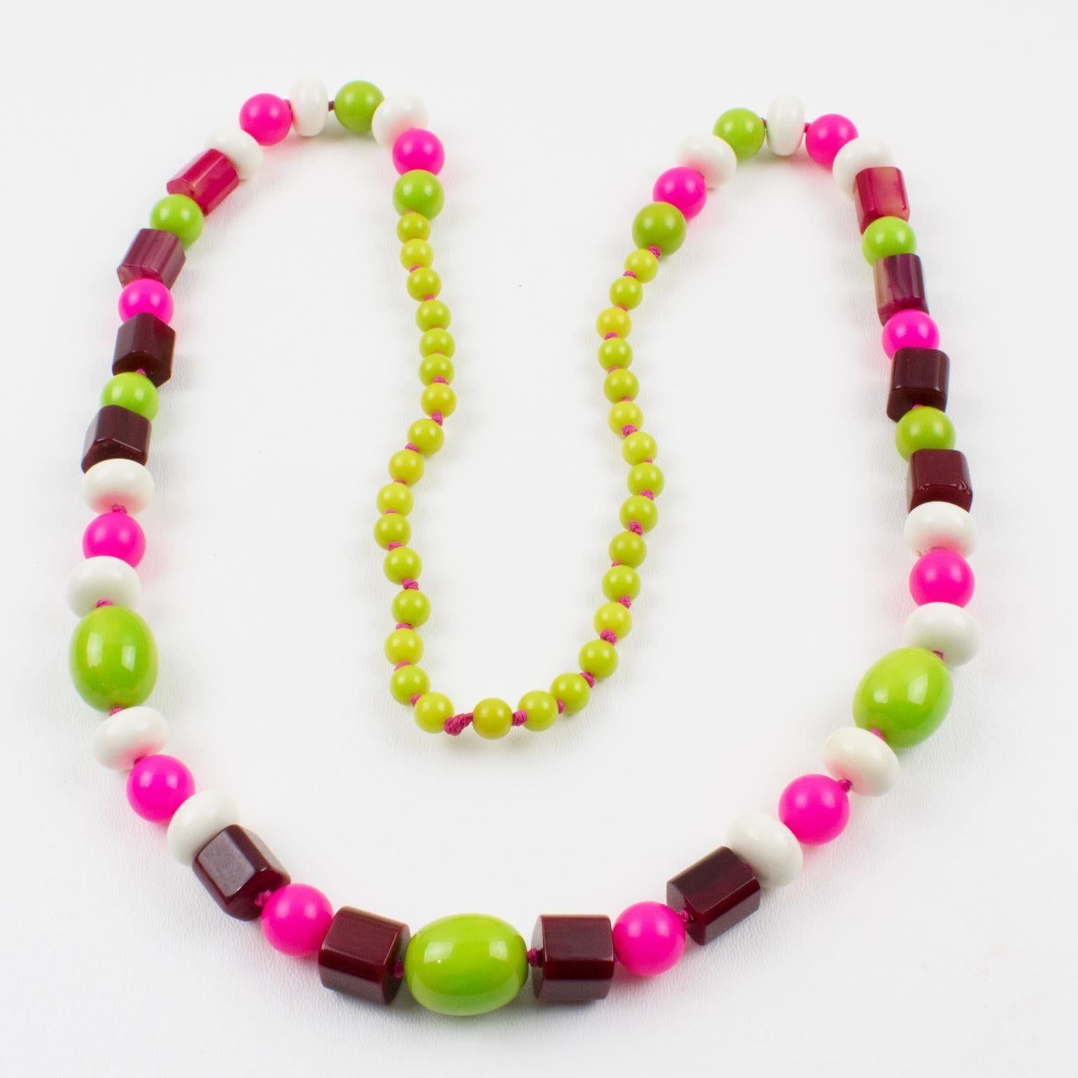 Collana lunga in bachelite e lucite Colori bianco, rosa e verde in vendita 1