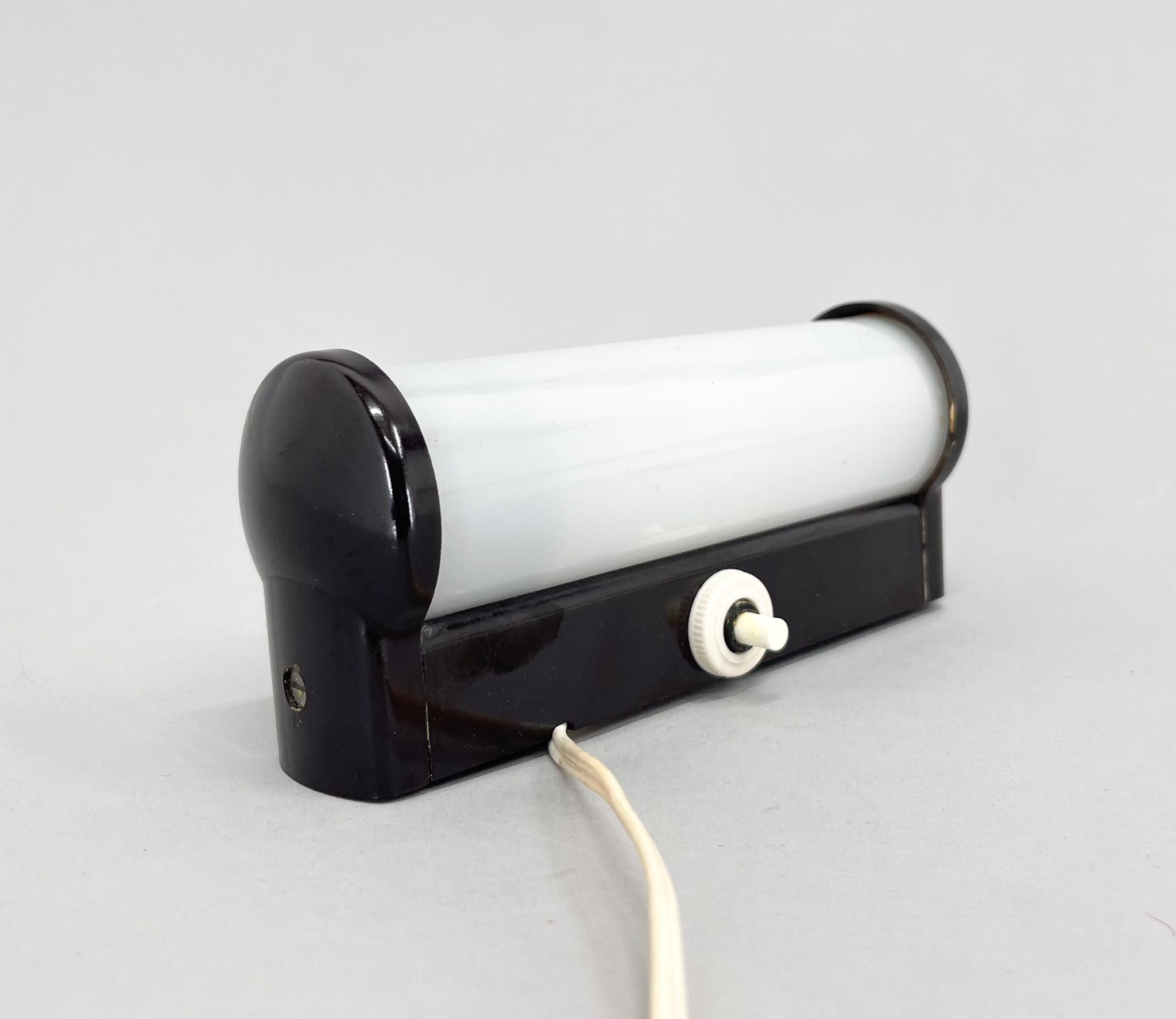 Small mid-century bakelite and milk glass wall light with original switch and cable to socket. 
Bulb: 1 x E14. US adapter included.