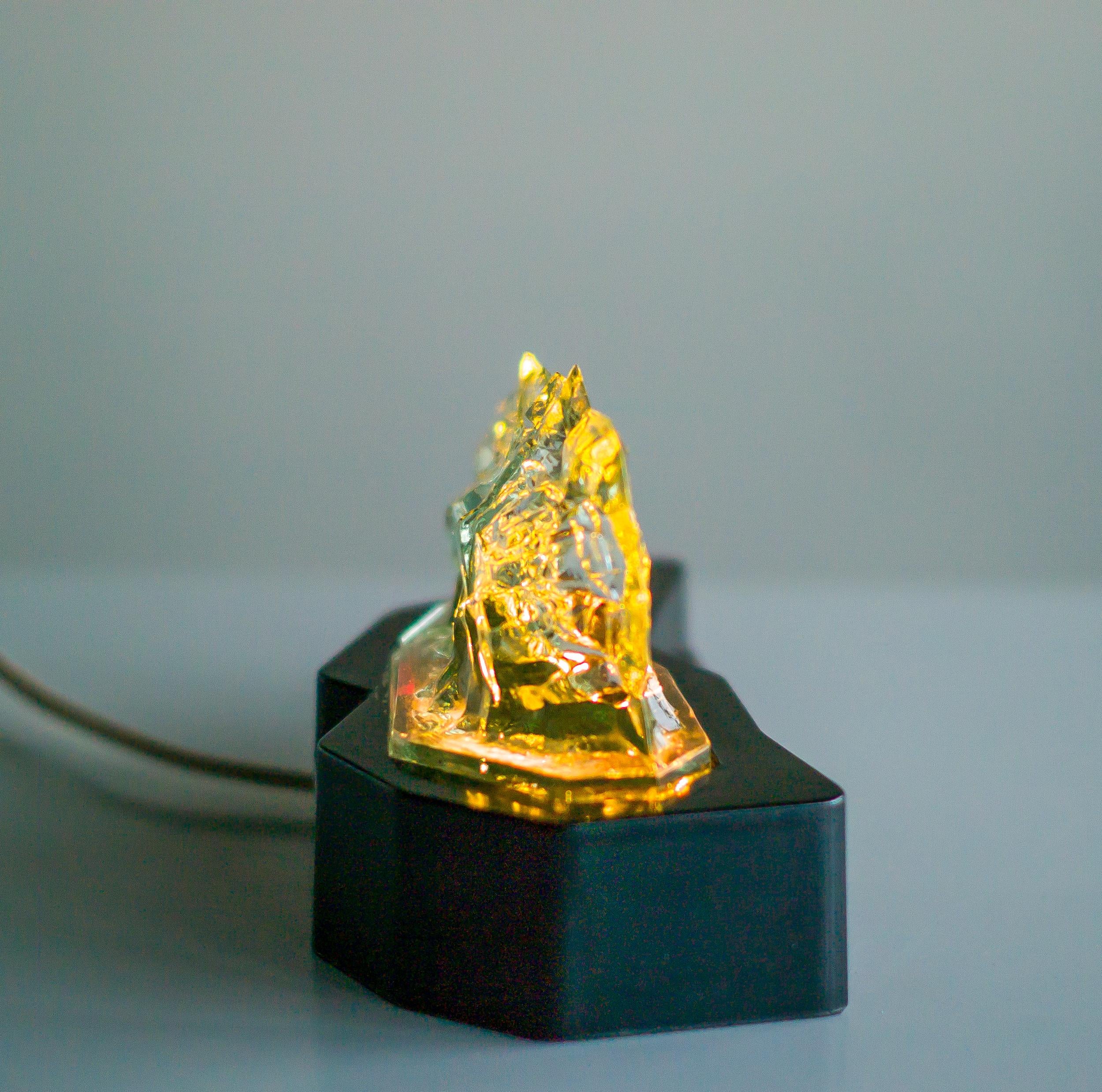 Moulé Lampe de table en bakélite et verre soufflé, Europe de l'Est, années 1950 en vente