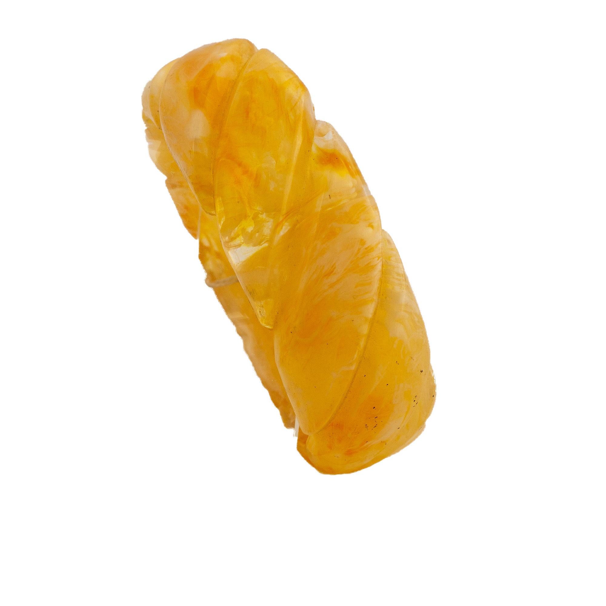 Bakelite bangle with carved diagonal braid shape, transparent and honey color. For Sale 3