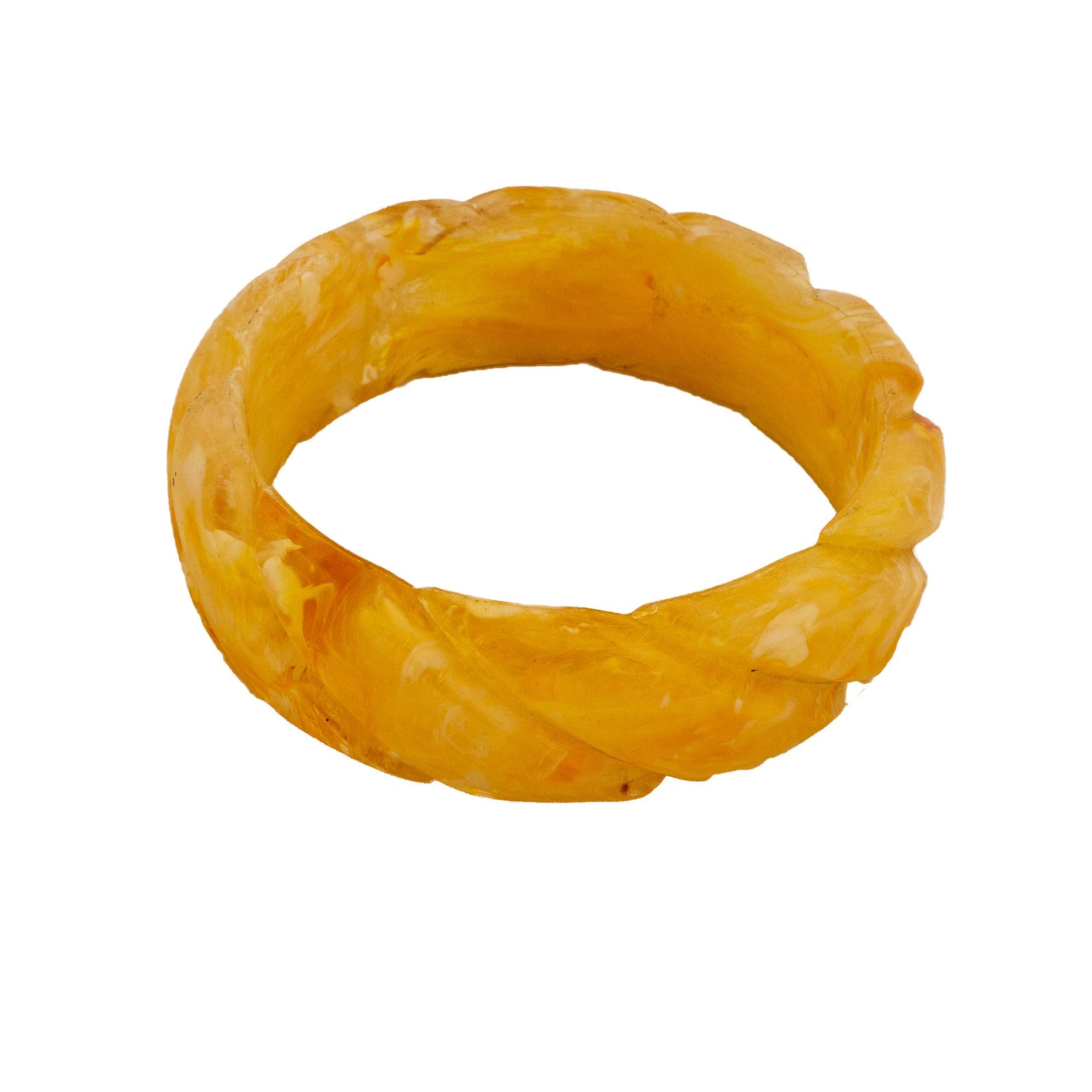 Bakelite bangle with carved diagonal braid shape, transparent and honey color. For Sale 4