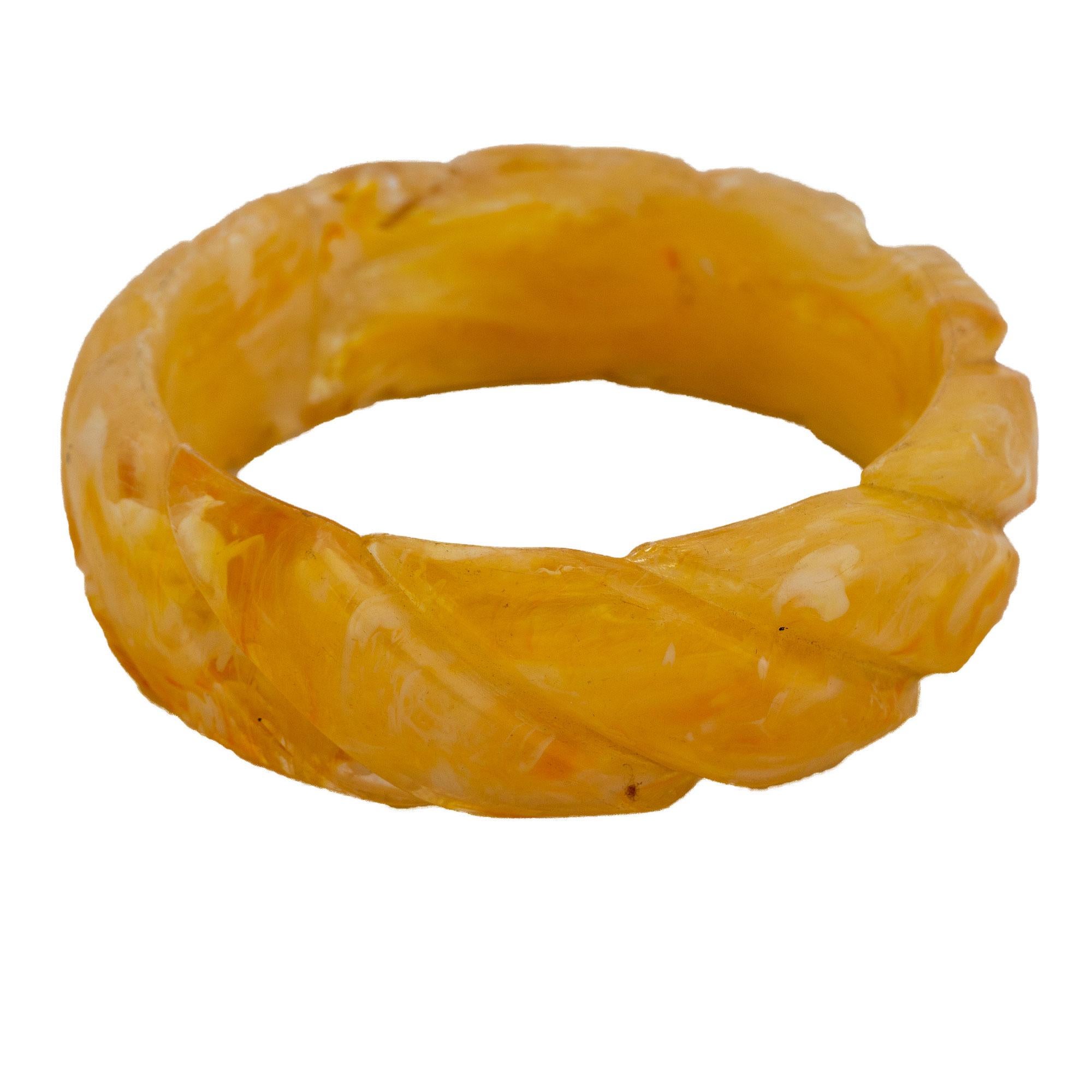 Bakelite bangle with carved diagonal braid shape, transparent and honey color. For Sale 5