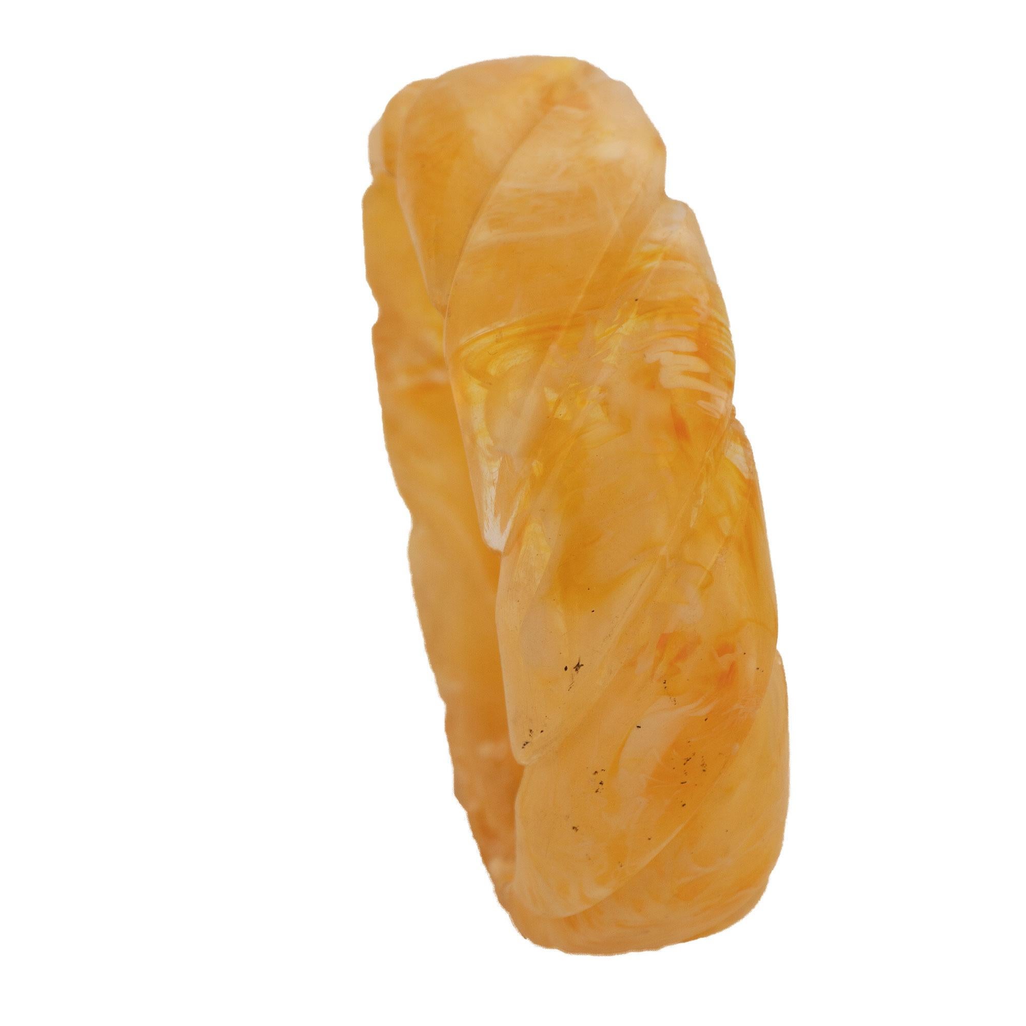 Bakelit-Armreif mit geschnitzter diagonaler geflochtener Form, transparenter und honigfarbener Farbe. Damen im Angebot