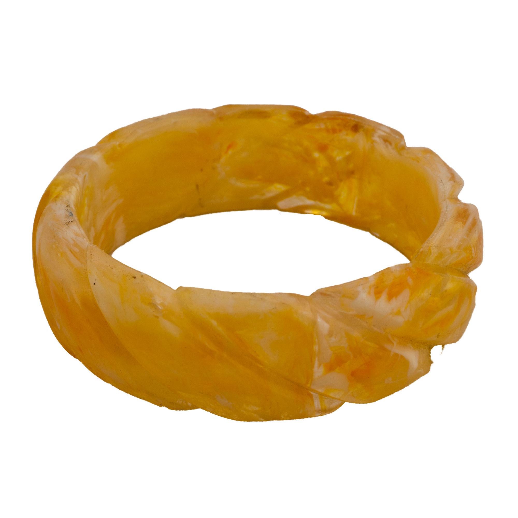 Bakelite bangle with carved diagonal braid shape, transparent and honey color. For Sale 2