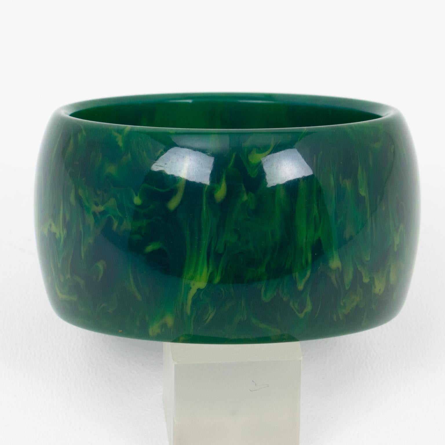 Art déco Bracelet jonc extra large en bakélite bleue en vente