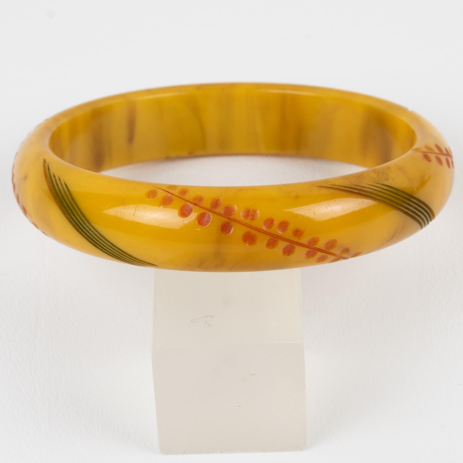 Art Déco Bracciale in bachelite Bangle Banana Marrone con Intaglio in vendita