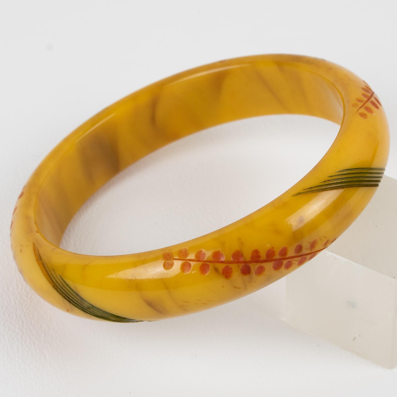 Bracciale in bachelite Bangle Banana Marrone con Intaglio in vendita 1