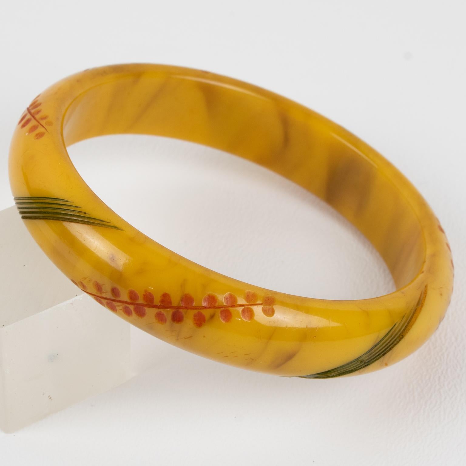 Bracciale in bachelite Bangle Banana Marrone con Intaglio in vendita 2